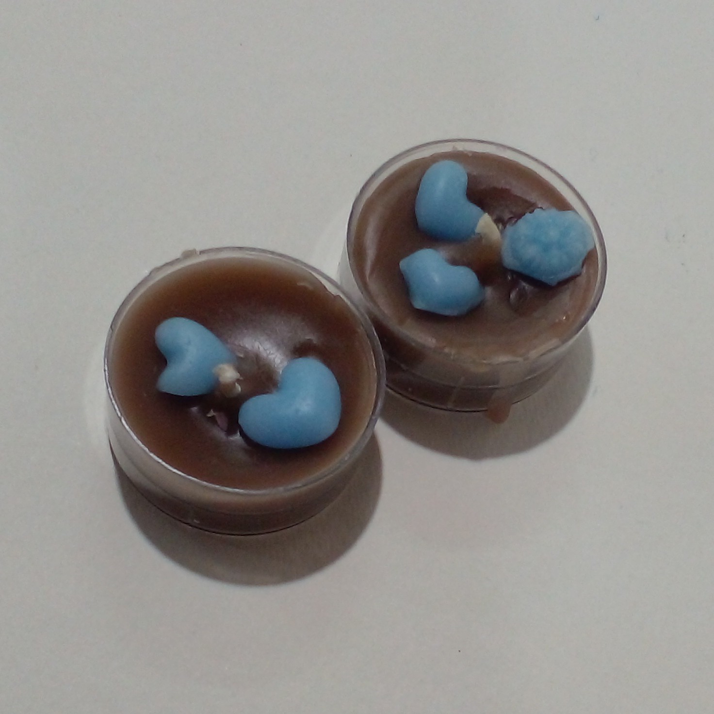 شمع وارمر دست ساز  رنگ قهوه ایی طرح قلب های آبی طول دو سانتی قطر چهار سانتی وزن 18 گرمی