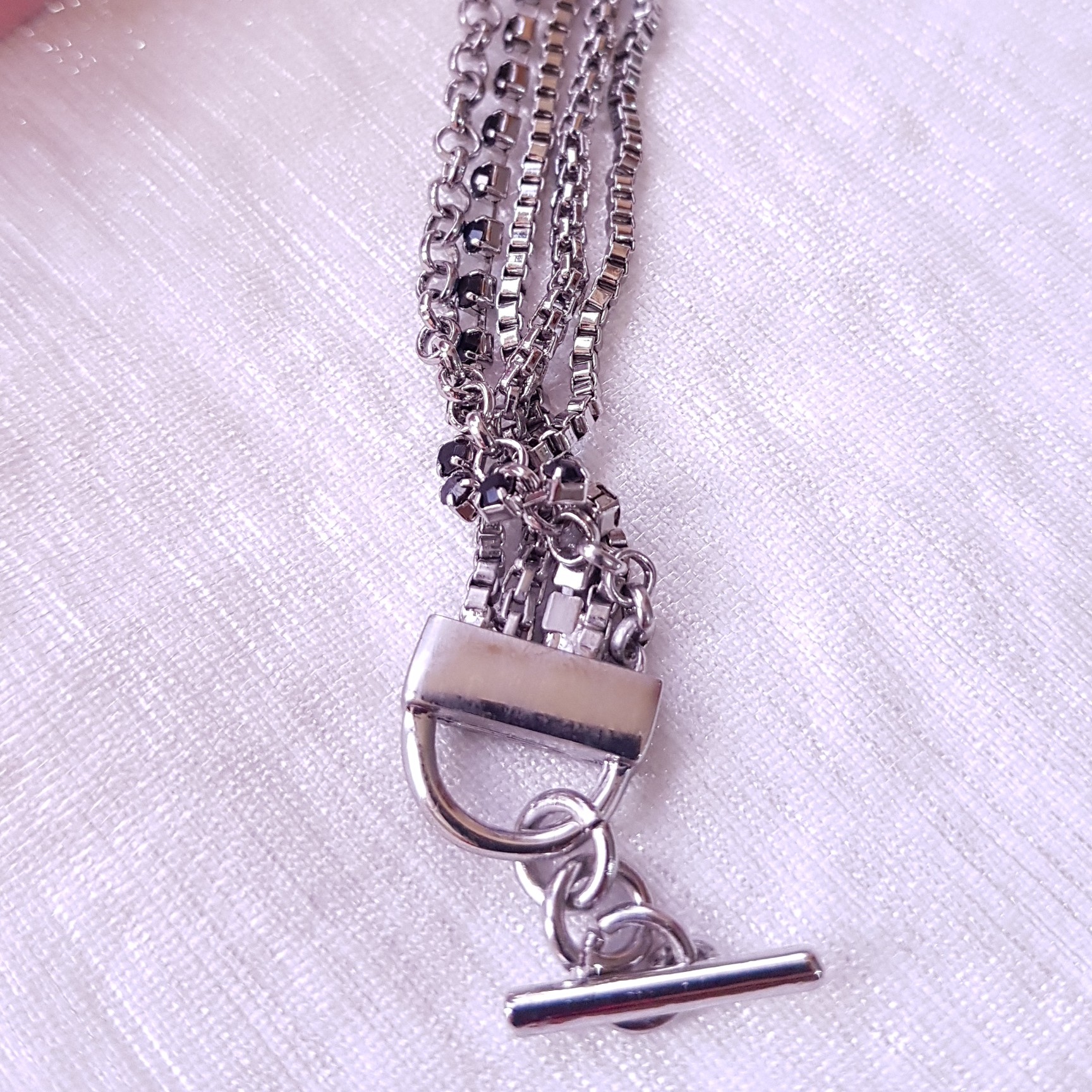 دستبند با قفل تی