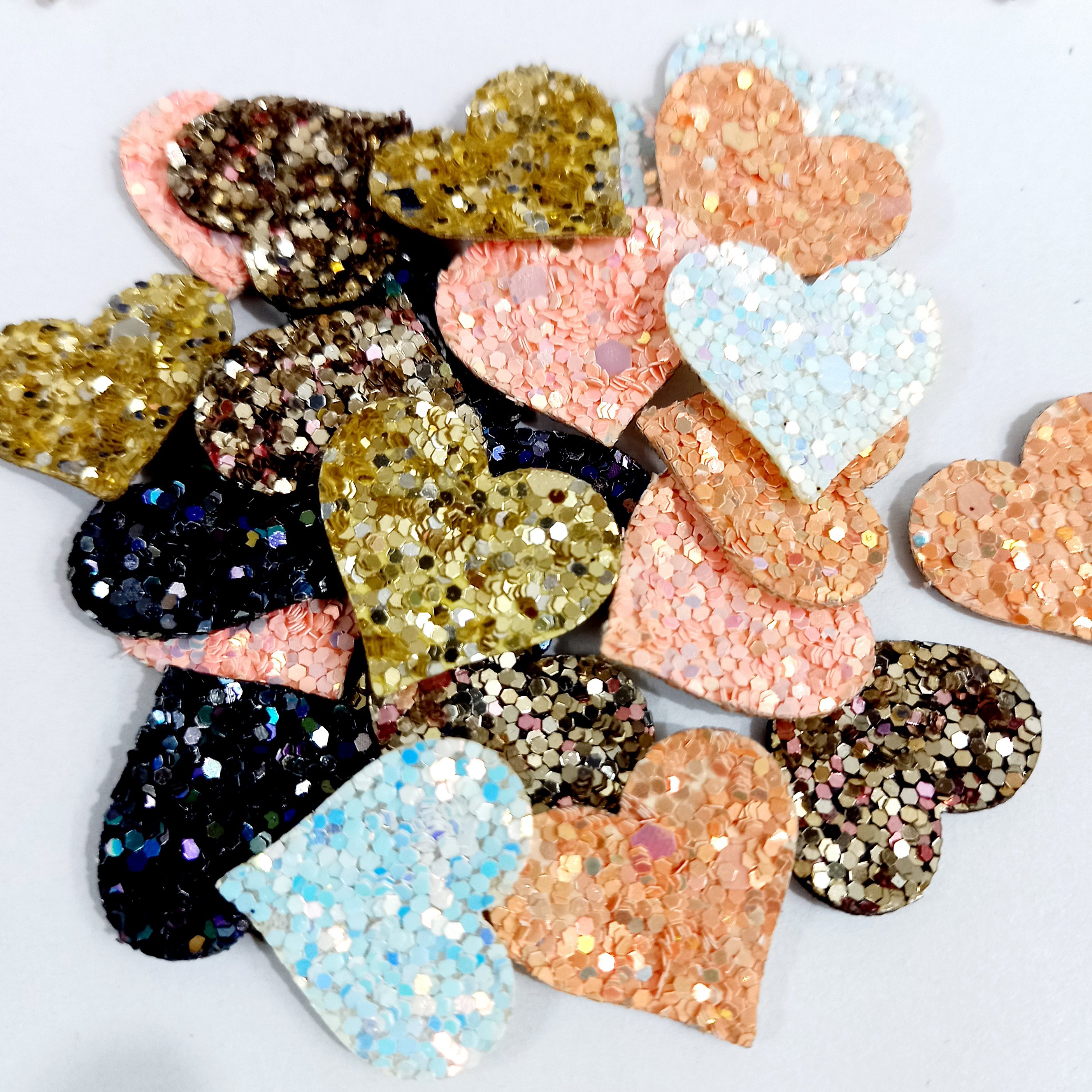 قلب چرمی اکلیل برجسته شنی 2 سانتی بسته 30 عددی