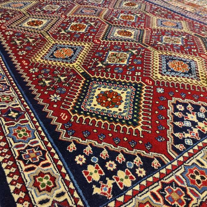 فرش دستباف سه و نیم متری طرح لوزی مدل AA178