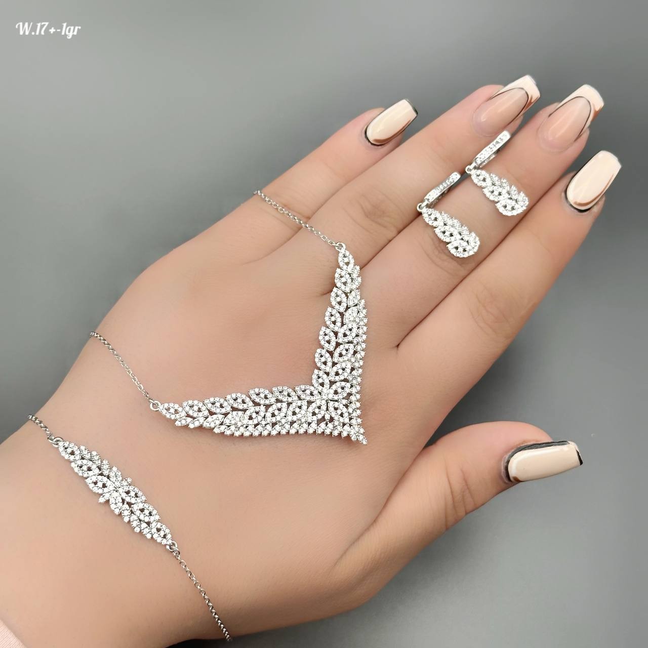 سرویس زنجیری  نقره
کاری شیک و مجلسی
ابکاری طلای سفید 
 کپی طلا مو نمیزنه
بهترین برای نو عروسان و ارسال رایگان 