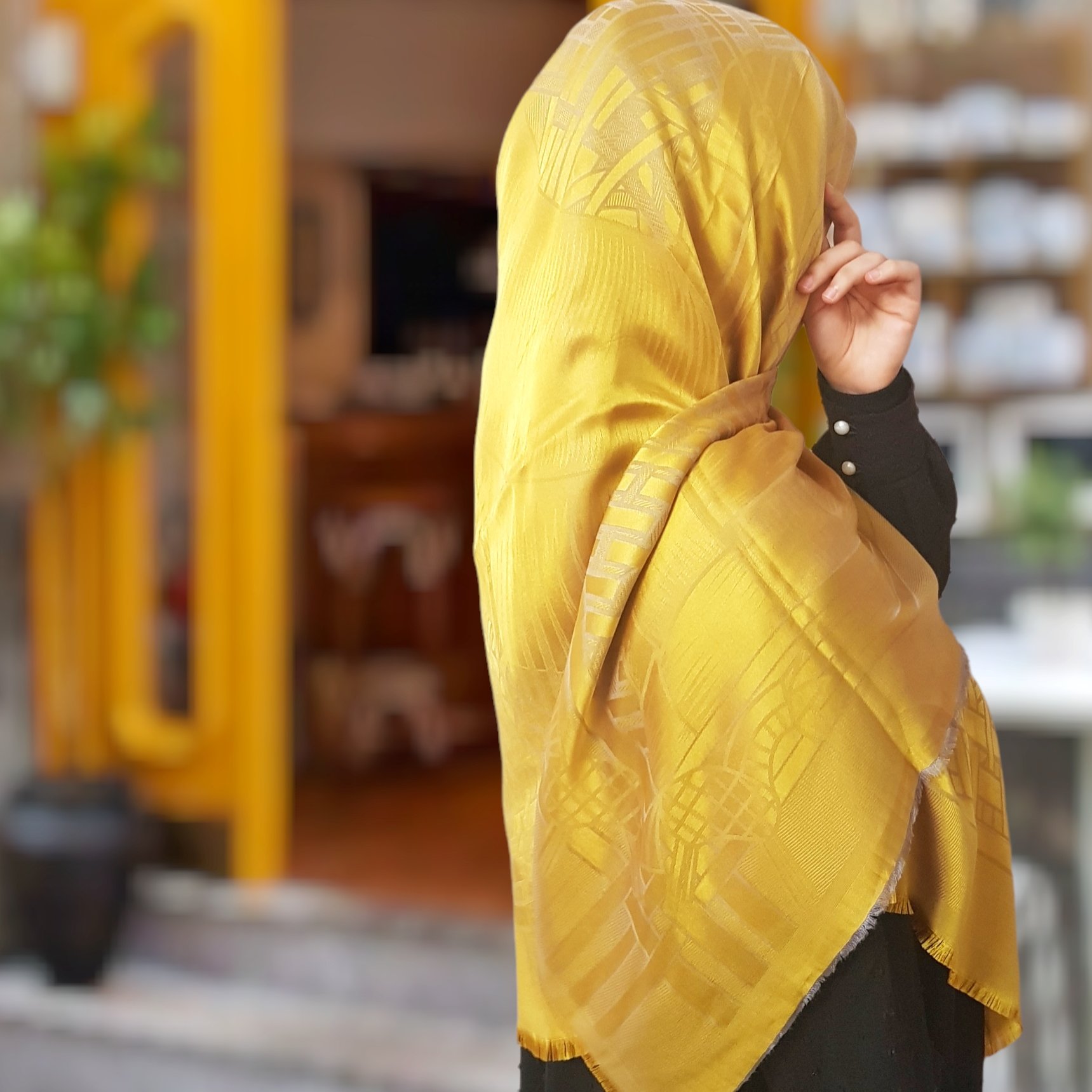 روسری ابریشم ژاکارد وارداتی دورو قواره 140 ریش ریش طلایی