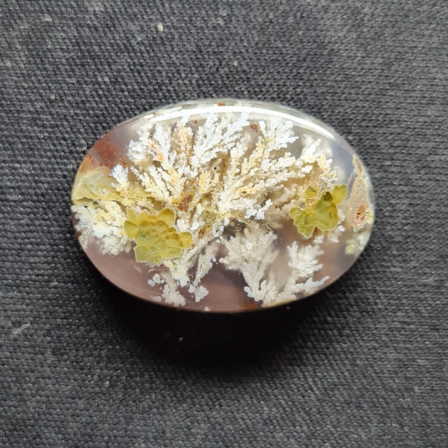 نگین عقیق شجر برفی. مشخصات. طول 2.8 سانتی متر. عرض 2 سانتی متر. ارتفاع 0.55 سانتی متر.
 