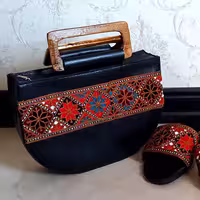 کیف  چرم طبیعی تلفیق شده با سوزندوزی، دسته چوبی، 