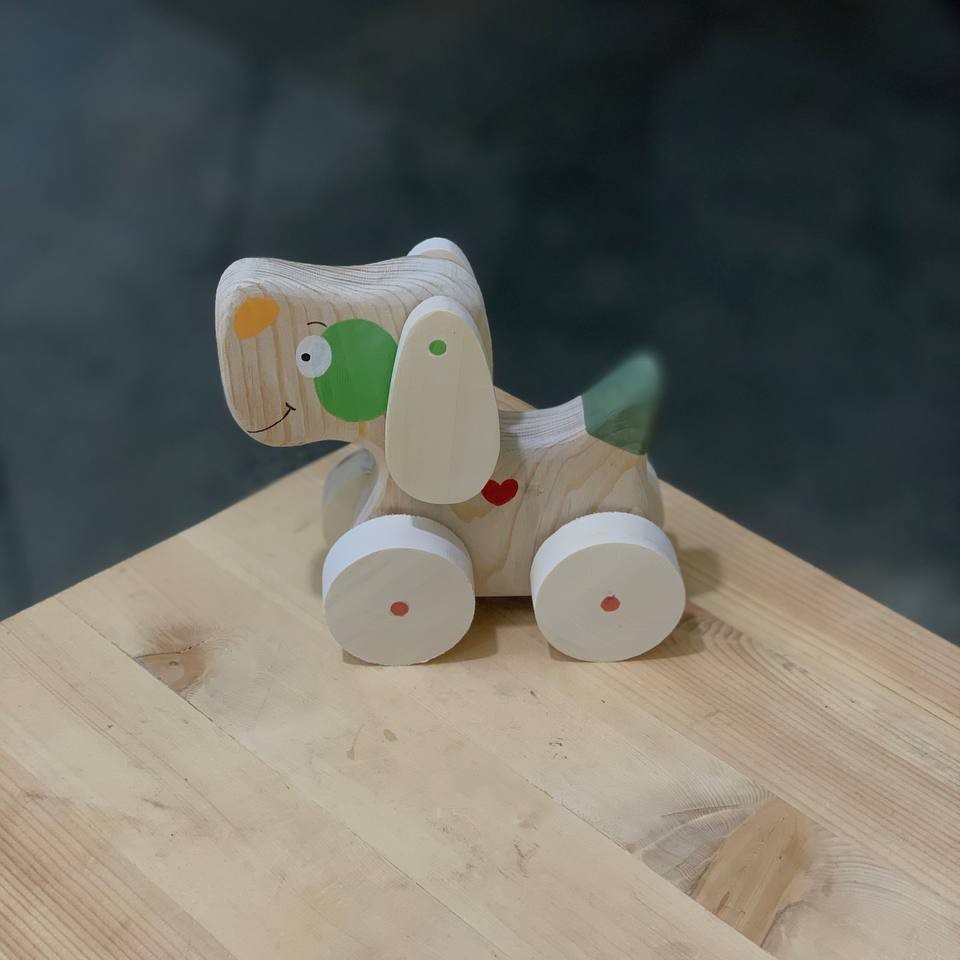 سگ چوبی چرخ دار 