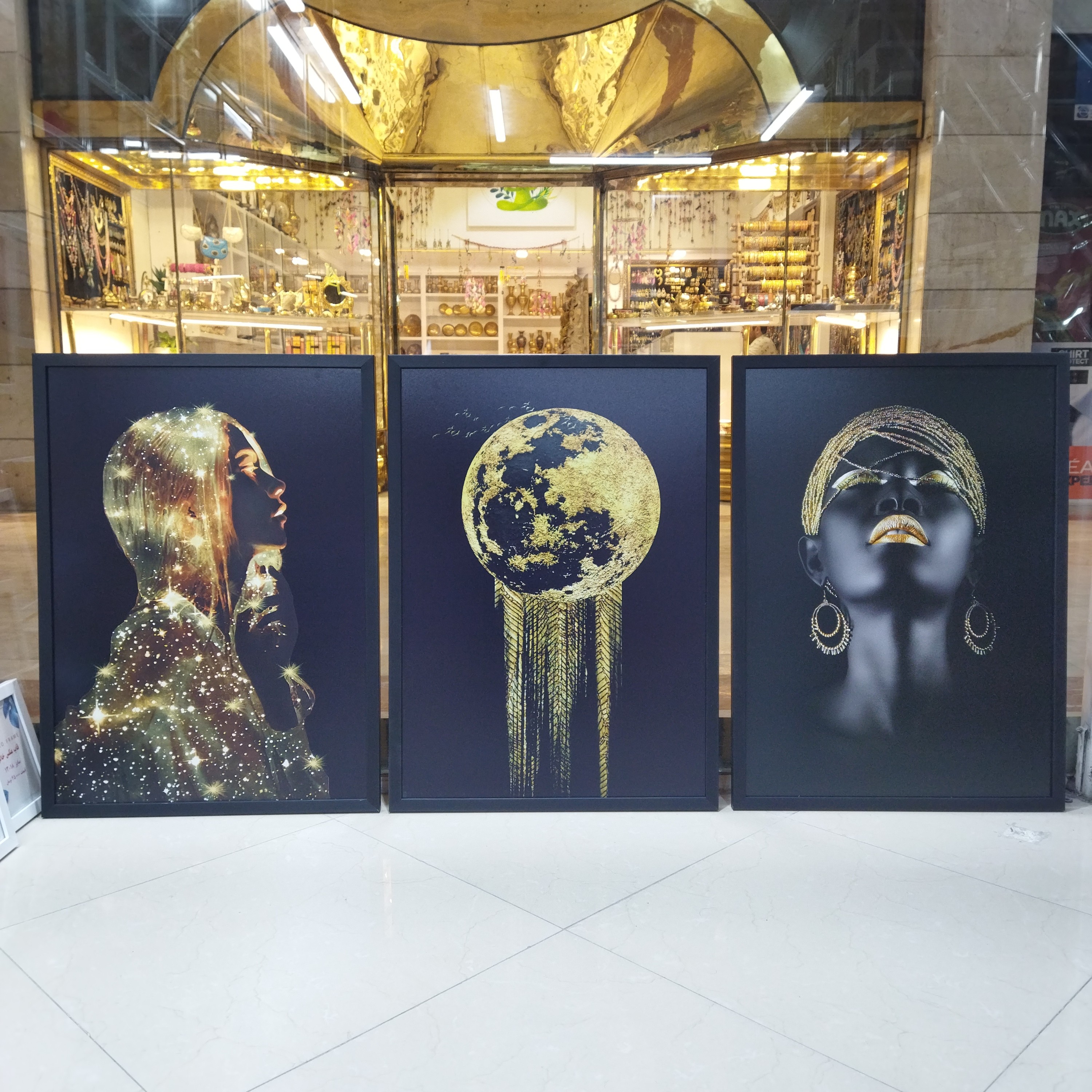 تابلو بلک فیس و دختر سه تکه  چاپ شیک امولسیون سایز  هر تکه50در70 قاب مشکی 