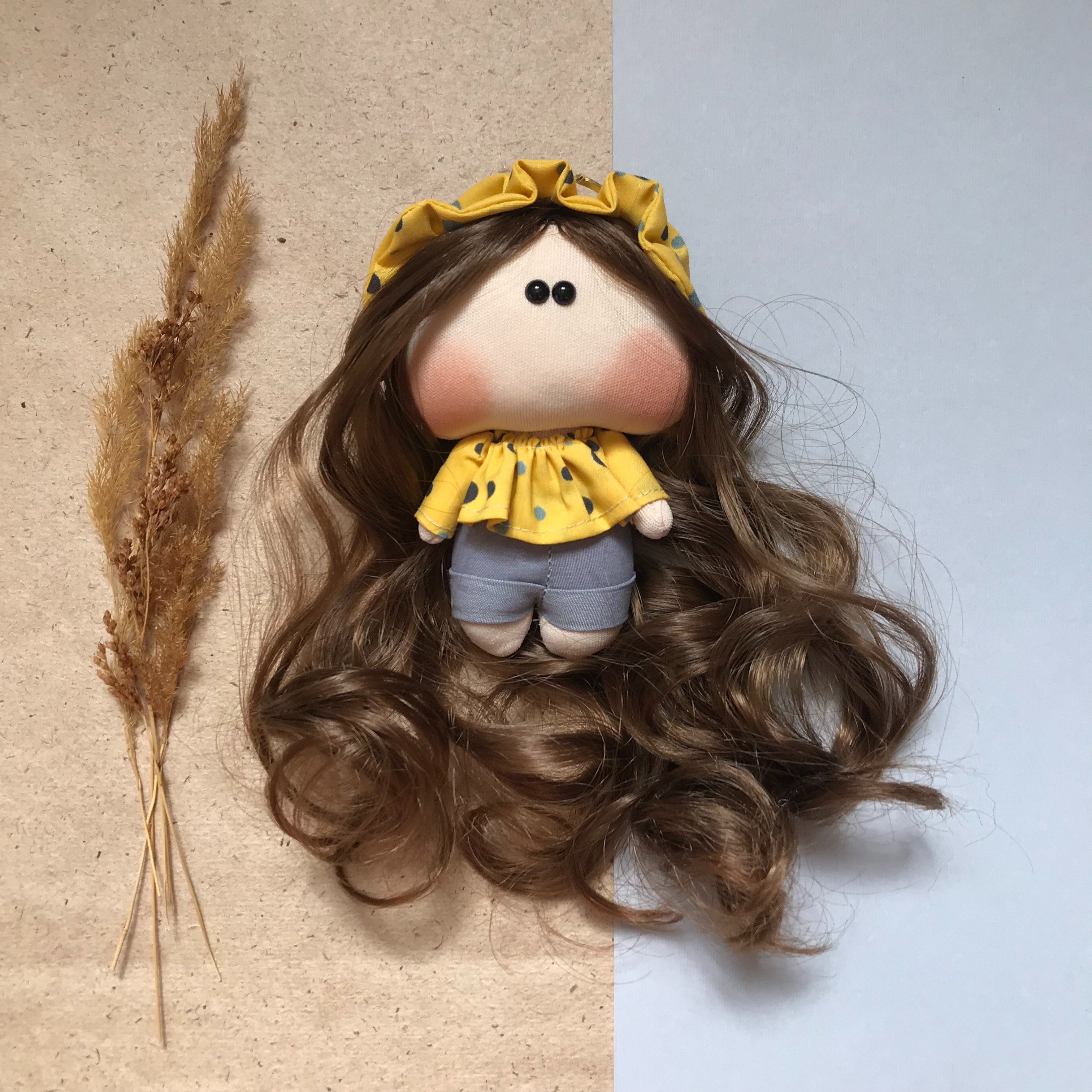 عروسک روسی تپلی کوچک مو قهوه ای کلاه دار  طرح آویز-کد011