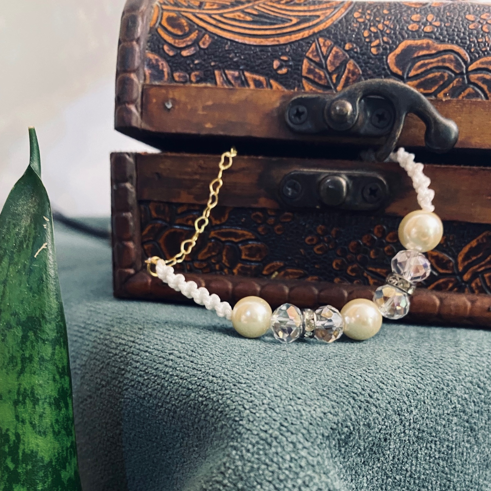 دستبند مروارید و کریستال بافت پیچ بند قفلی