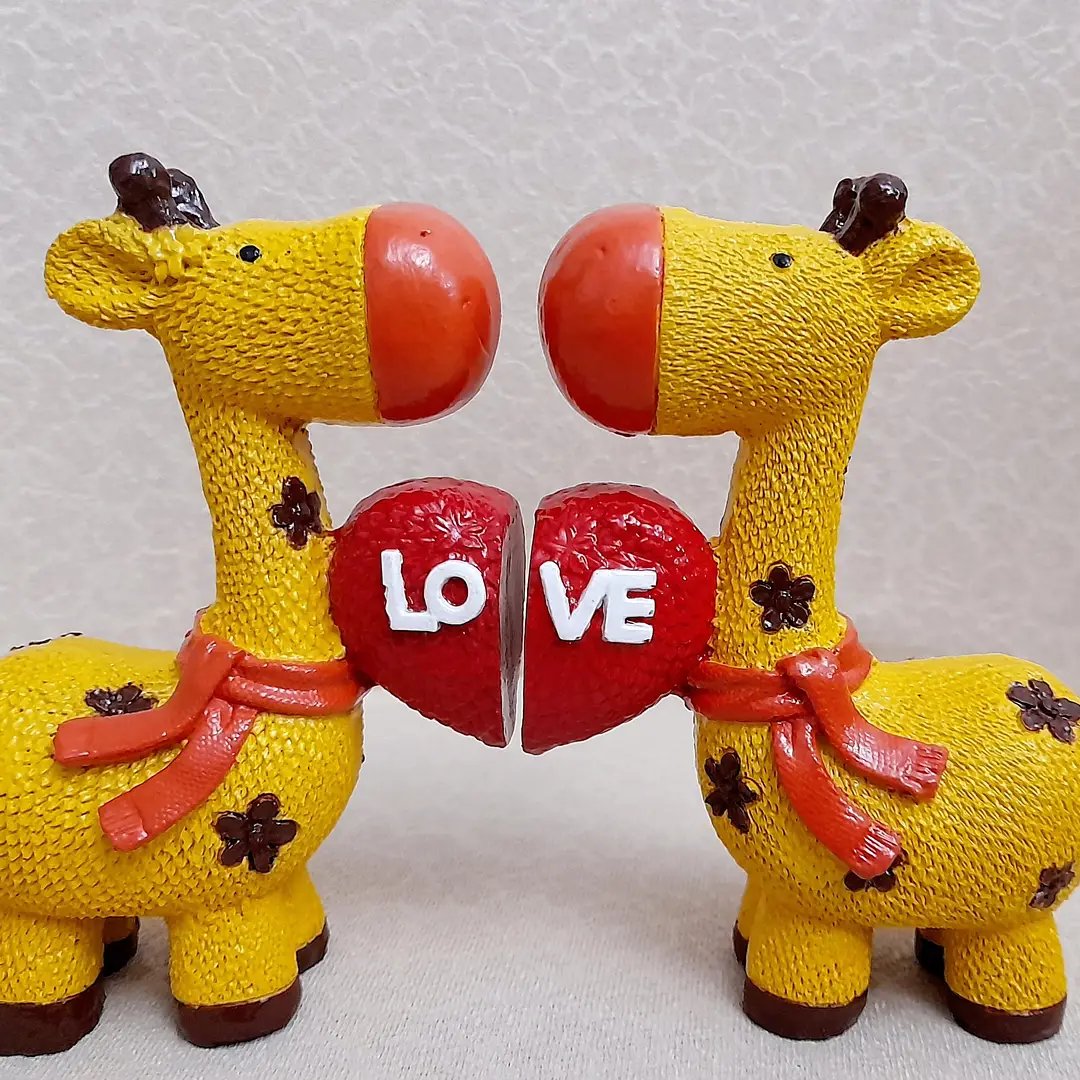 مجسمه دکوری زرافه های عاشق هنر دست پتینه رنگ امیزی نقاشی مناسب ولنتاین کادو هدیه تولد پلی استر از غرفه فدک فاطمه کاظمی