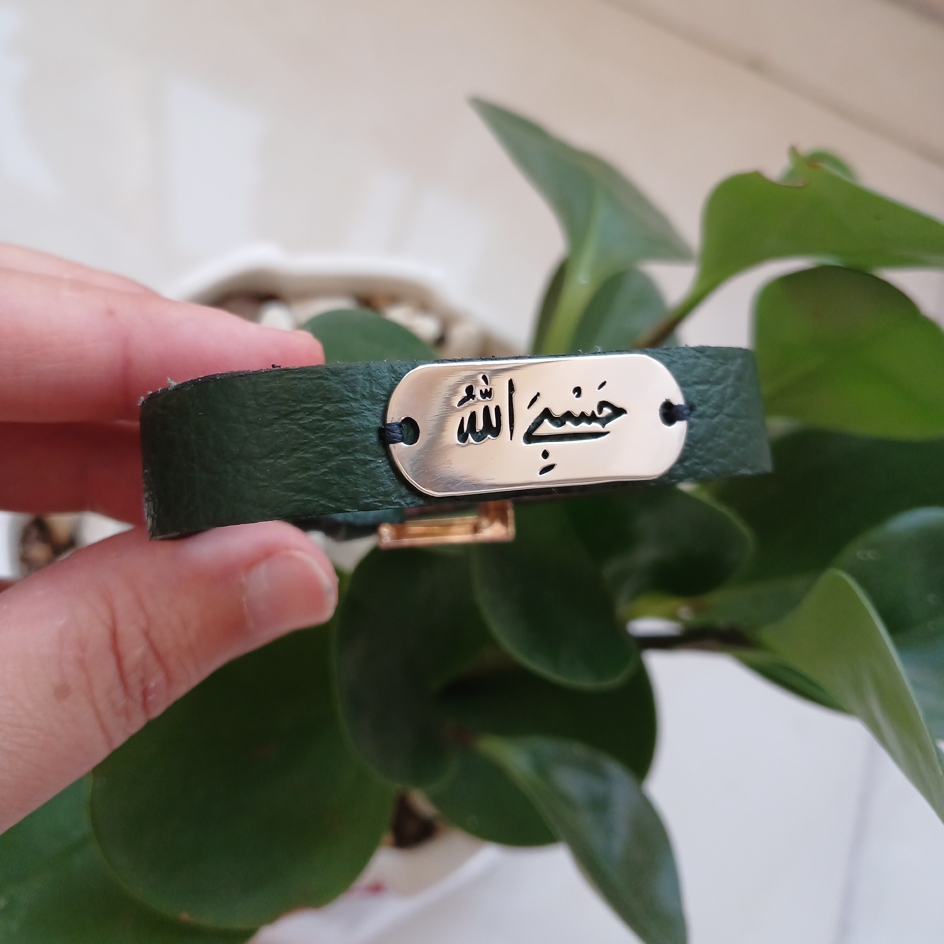 دستبندچرم حسبی الله استیل نقره ای با چرم طبیعی شیک و خاص رنگ ثابت خرید مطمئن از کارگاه 