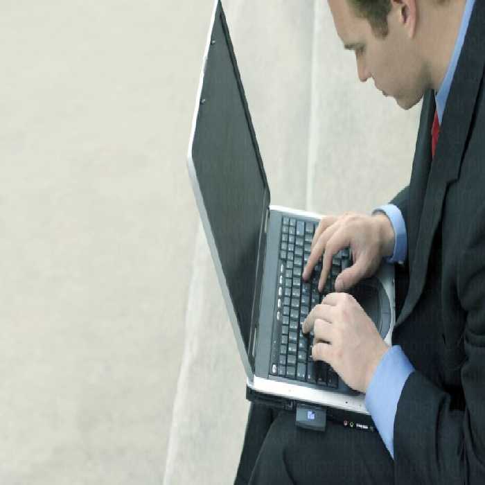 خرید و دانلود عکس یک مرد در حال کار با لپ‌تاپ مناسب محتوا زندگی کارآفرین | پیک فاکس | Pic Fox