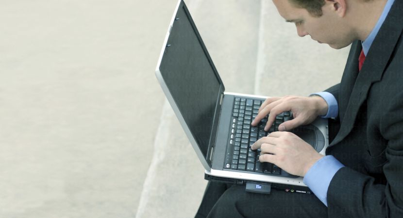 خرید و دانلود عکس یک مرد در حال کار با لپ‌تاپ مناسب محتوا زندگی کارآفرین | پیک فاکس | Pic Fox