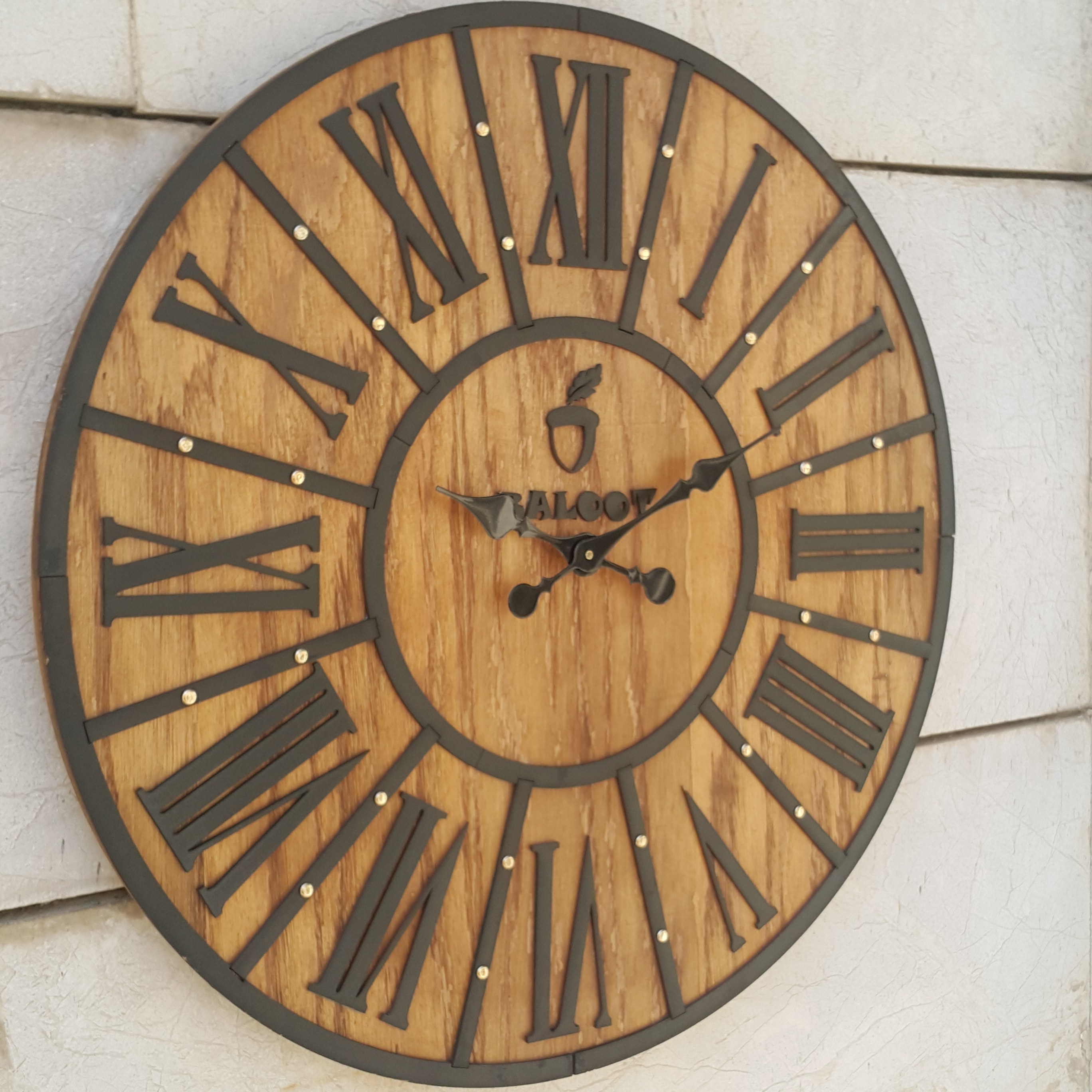 ساعت دیواری چوبی بلوط  مدل  آتن ( Athens ) قطر 60  سانتیمتر و موتور تایوانی با نگین های فلزی طلایی