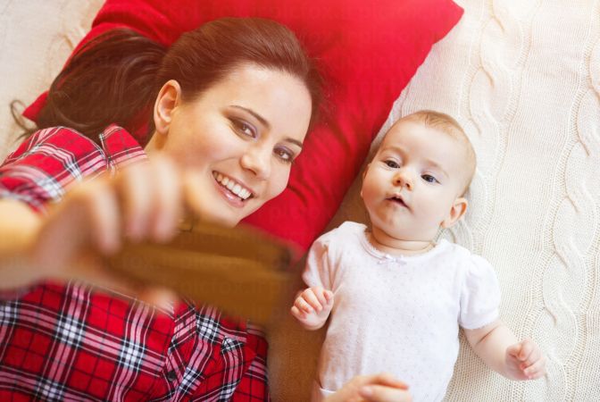 خرید و دانلود عکس Little Baby Girl and Mother کد 31582 | پیک فاکس | Pic Fox