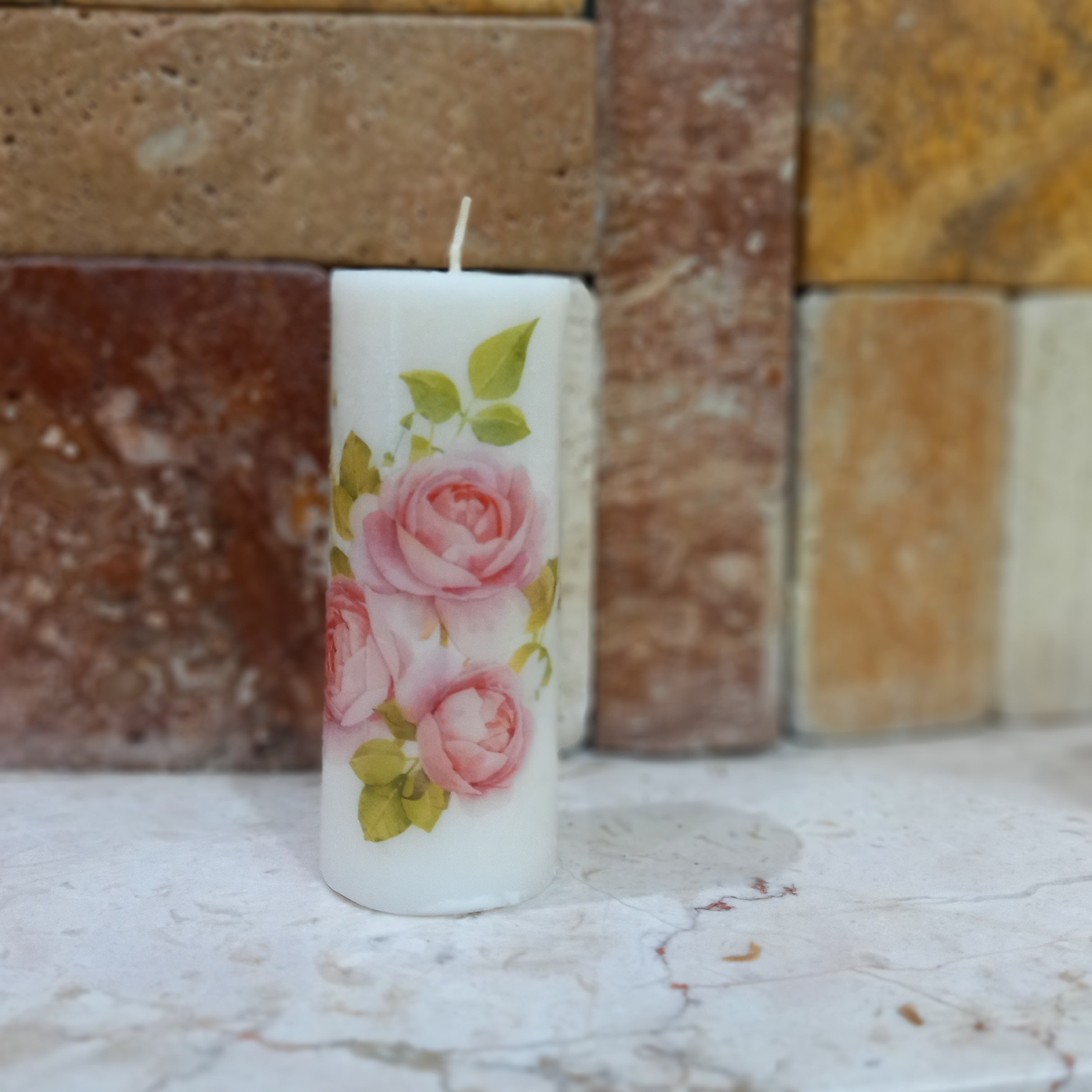 شمع استوانه سفید رنگ طرحدار معطر