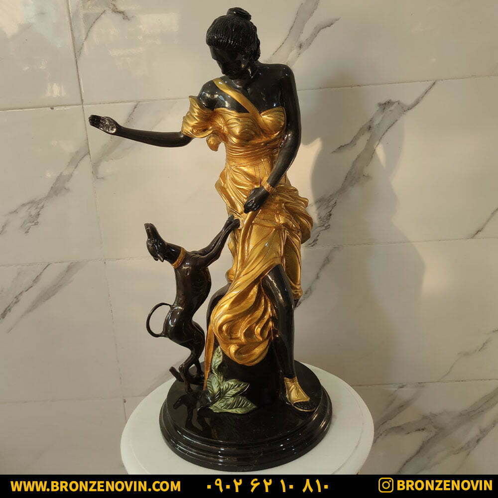 مجسمه برنزی بانو و سگ مشکی طلایی کد 2854