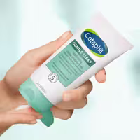 کرم مرطوب کننده و ابرسان ضد اکنه و مات کننده ستافیل cetaphil


