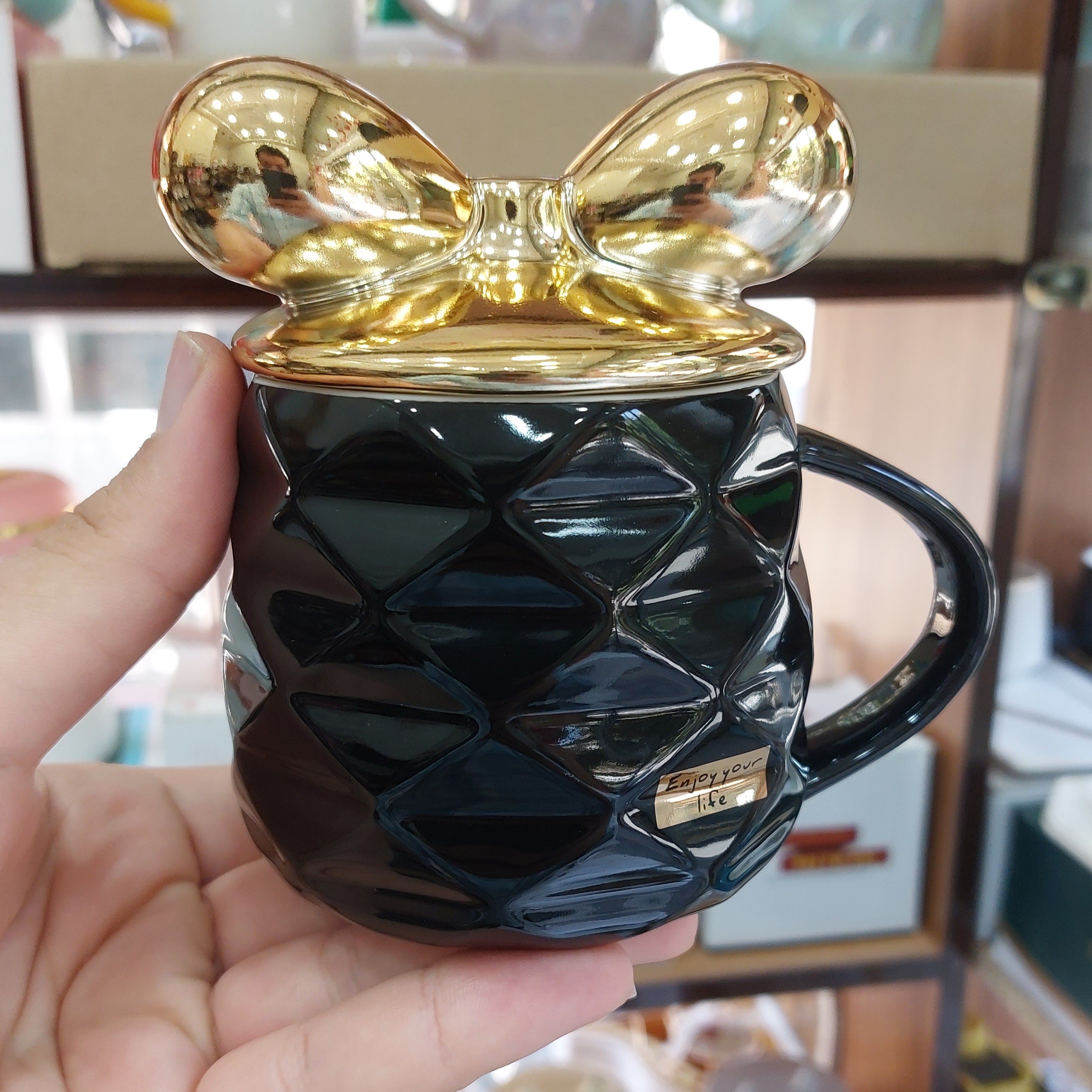 ماگ مشکی با پاپیون طلایی سرامیکی مناسب هدیه به عزیزانتون