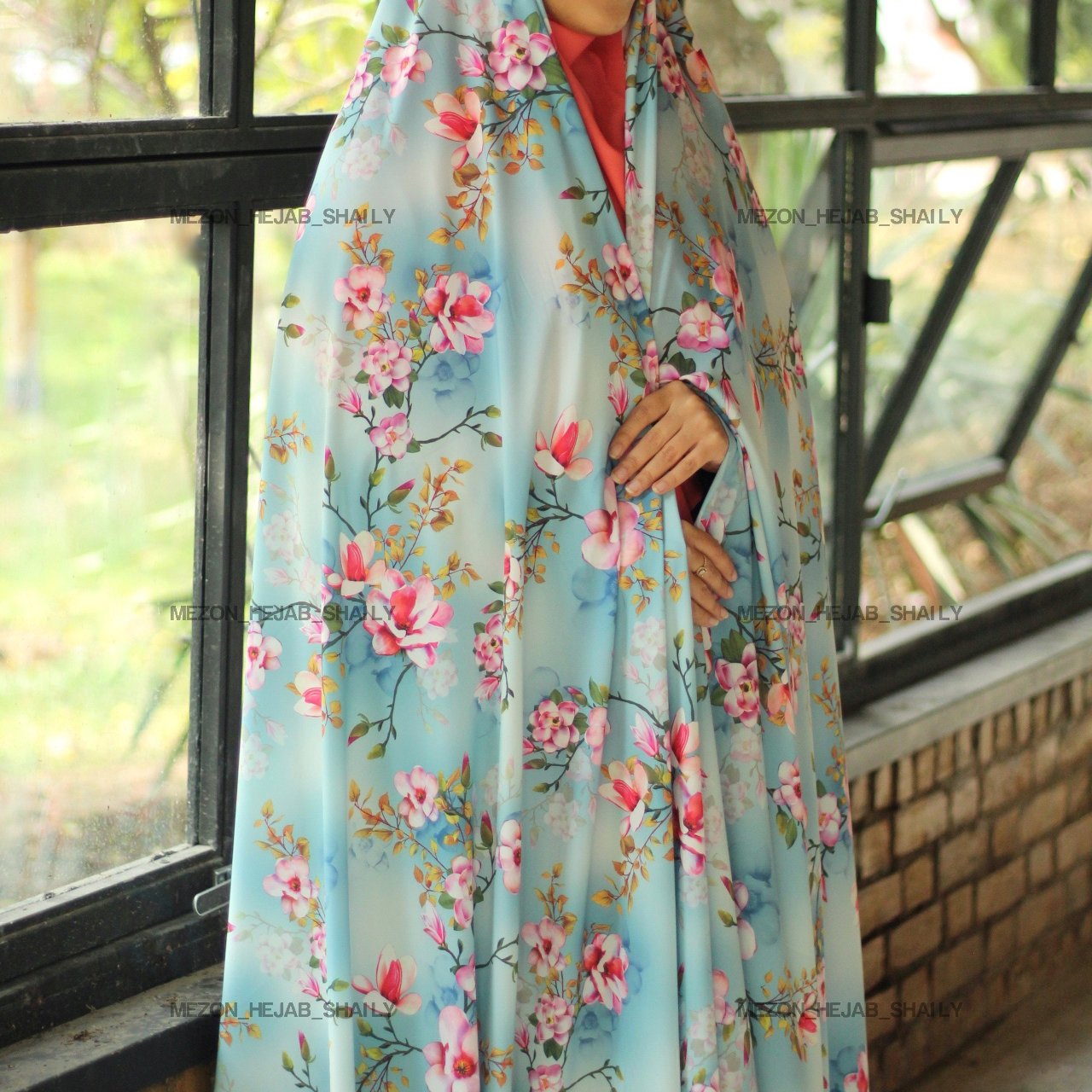 پارچه چادری جنس سوپر سافت رنگ زمینه آبی عرض150