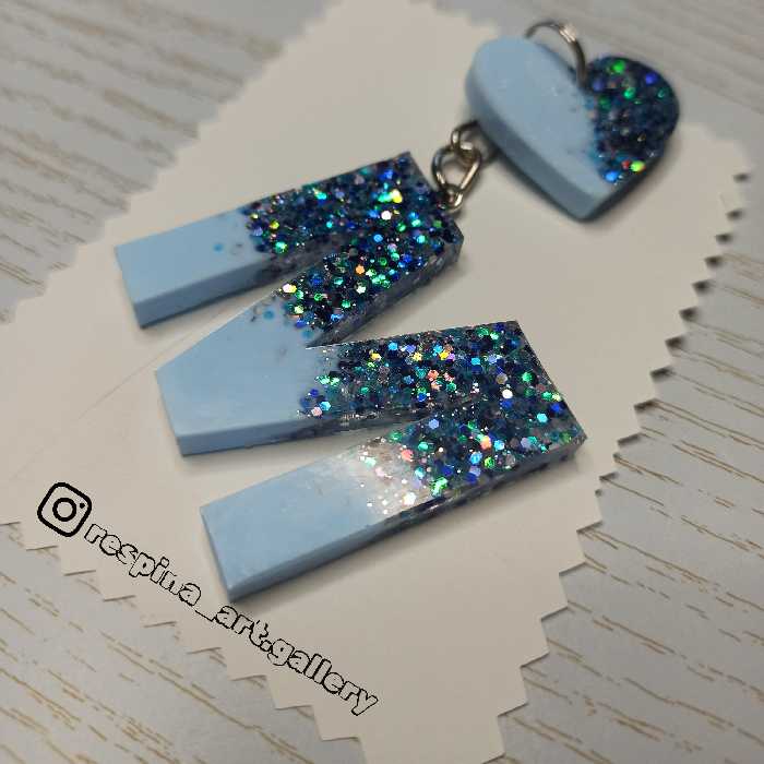 جاسوئیچی  حروف رزینی ...حرف M ...رنگ آبی و اکلیلی