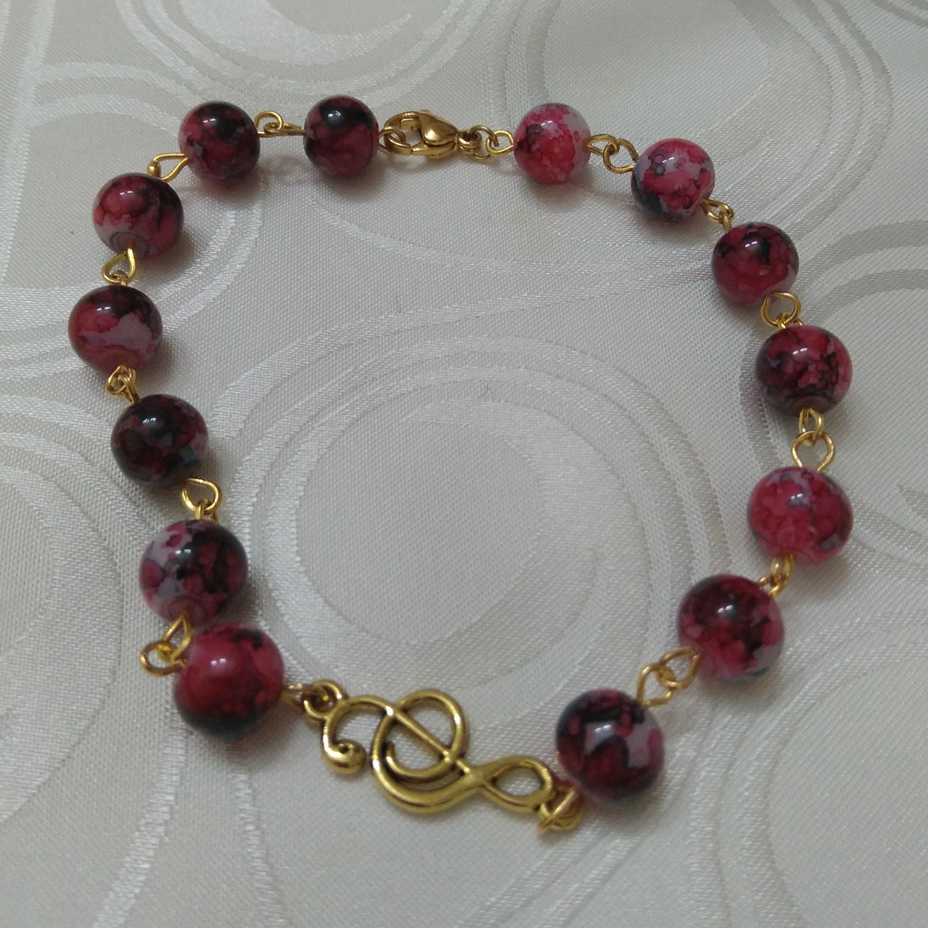 دستبند با مهره آبرنگی و پلاک استیل طرح نوت موسیقی