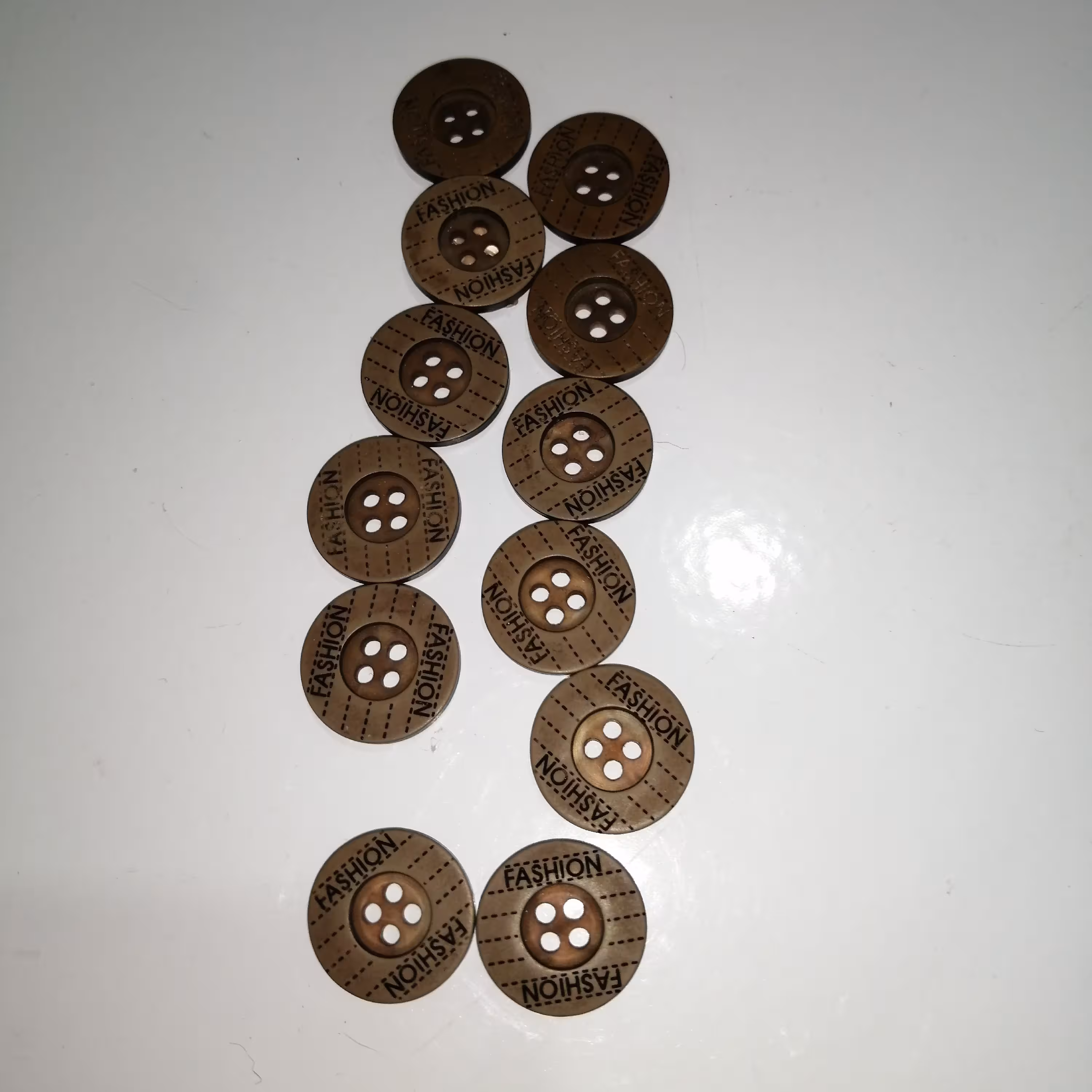 دکمه لباس طرح چوب قهوه ای بسته 13عددی