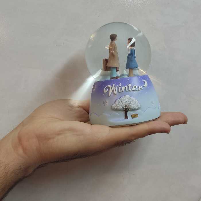 گوی موزیکال مدل چراغ دار طرح دیدار عاشقانه برفی