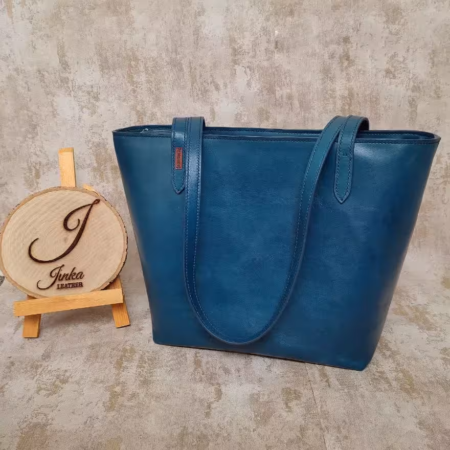 کیف دوشی بزرگ با چرم طبیعی گاوی به رنگ آبی سورمه ای کاملا دستدوز 