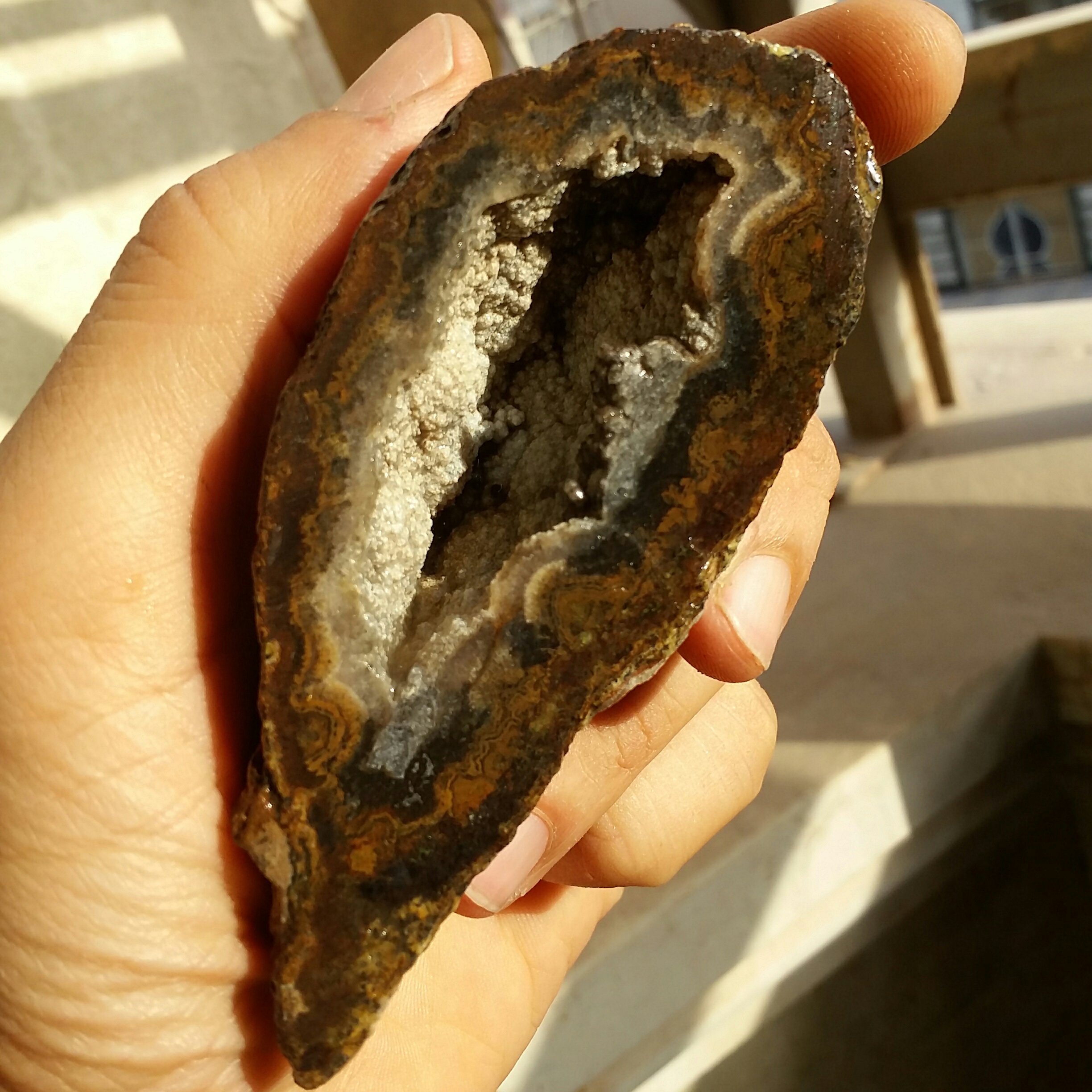 اسلایس سنگ راف عقیق منظره توپی توخالی پر بلور بسیار زیبا خااااص 100 در صد طبیعی شاهکار خلقت بی نظیر نمونه ای محشر