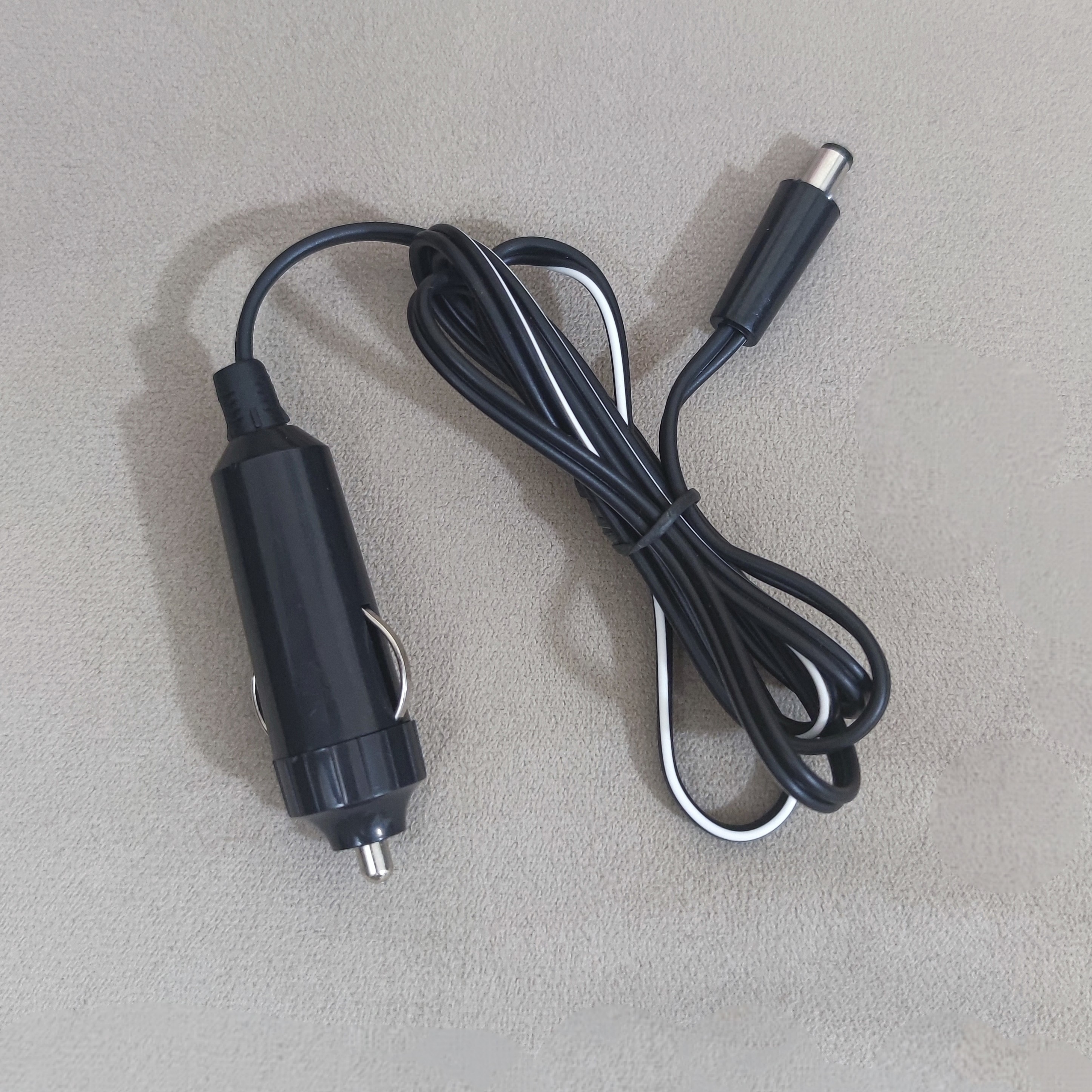 فیش فندکی آداپتوری جهت راه اندازی دستگاه های دستگاه های 12 ولت در خودرو مثل مودم های بیسیم و وای فای