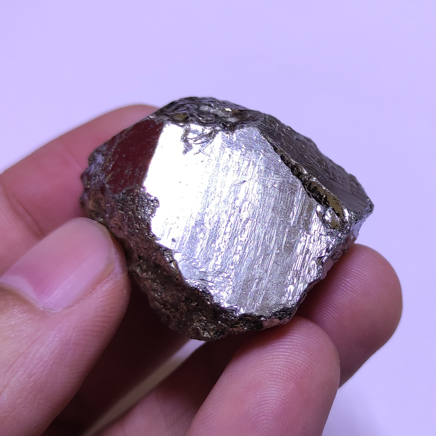 پیریت طلایی راف پیریت سنگ پیریت اصل معدنی طبیعی معروف به سنگ طلا با کیفیت و تلألو عـالـی آینه ای کلکسیونی هدیه کد RP24