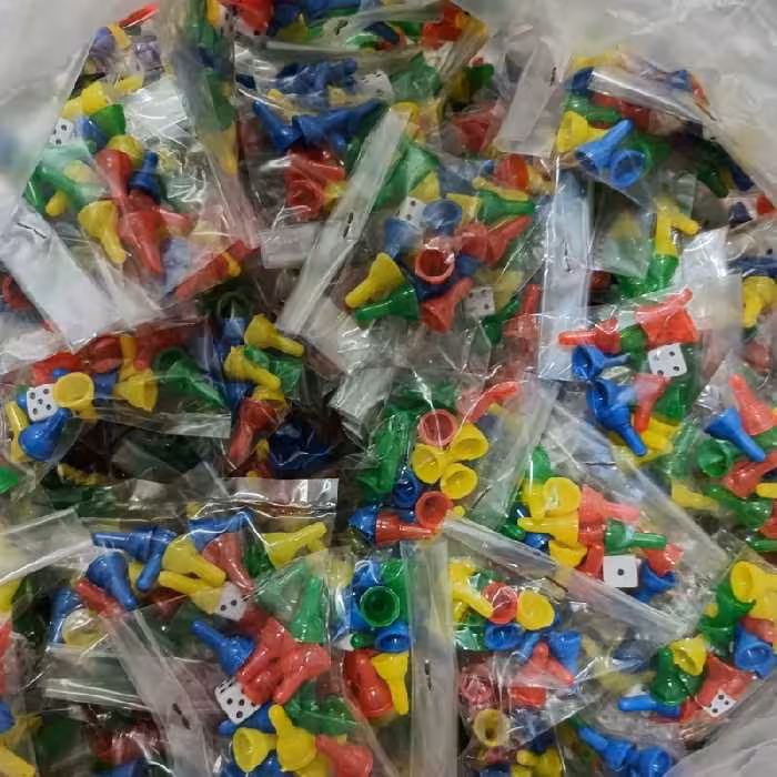 100 بسته مهره منچ بهمراه تاس (16عدد مهره و 1عدد تاس)مهره بازی منچ