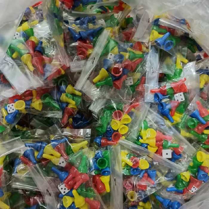 100 بسته مهره منچ بهمراه تاس (16عدد مهره و 1عدد تاس)مهره بازی منچ