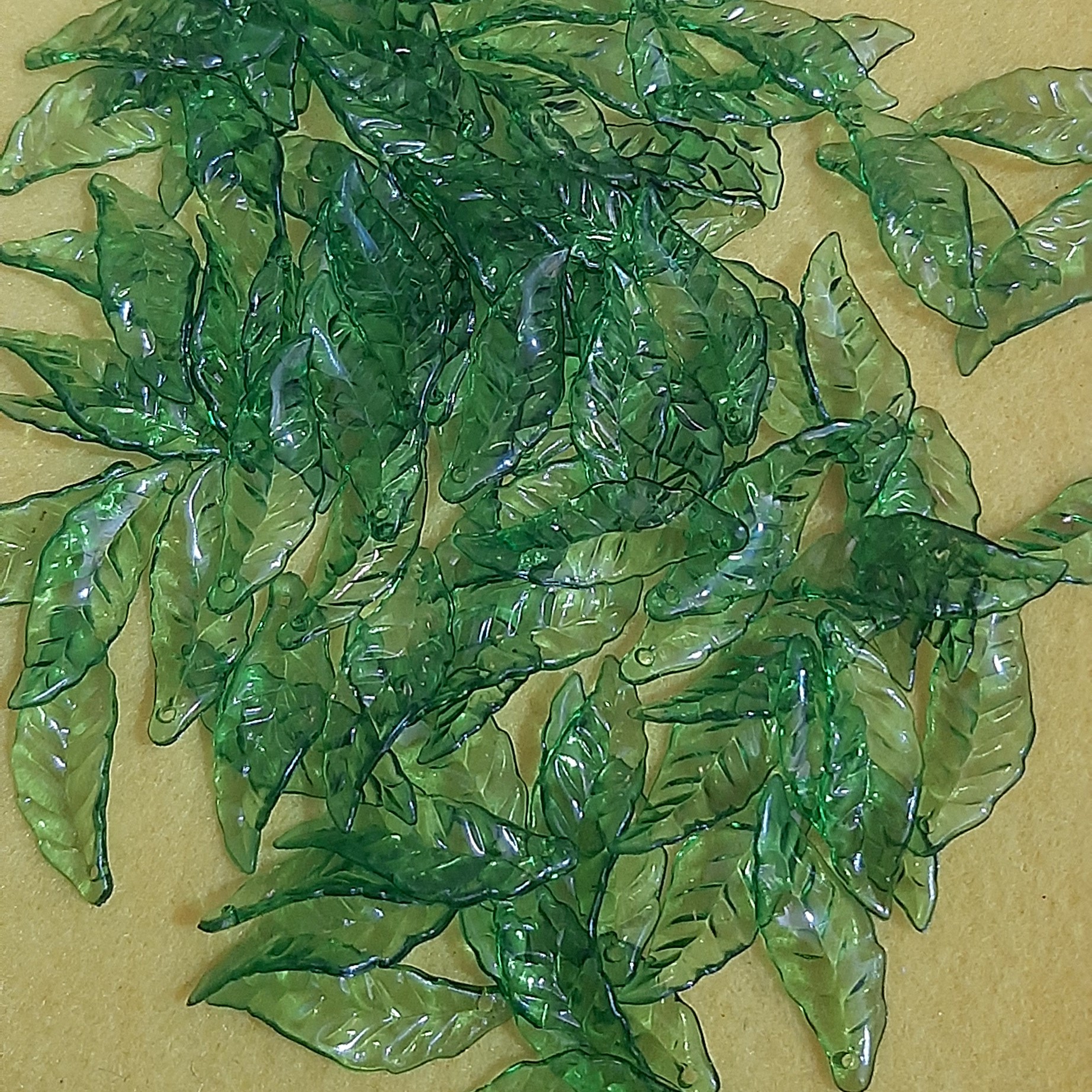 برگ کریستال . سبز .کوچک شیشه ای . پیچی. بسته 85 عددی . وارداتی 