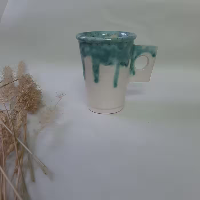 لیوان دست ساز سرامیکی دسته مربعی رنگ سبز شره ای