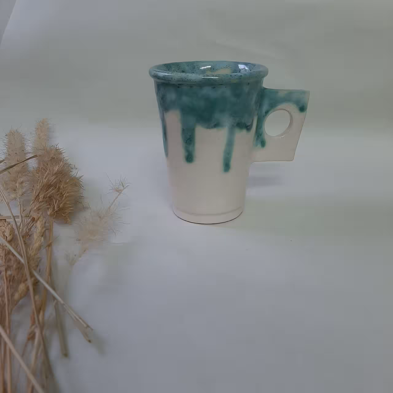 لیوان دست ساز سرامیکی دسته مربعی رنگ سبز شره ای