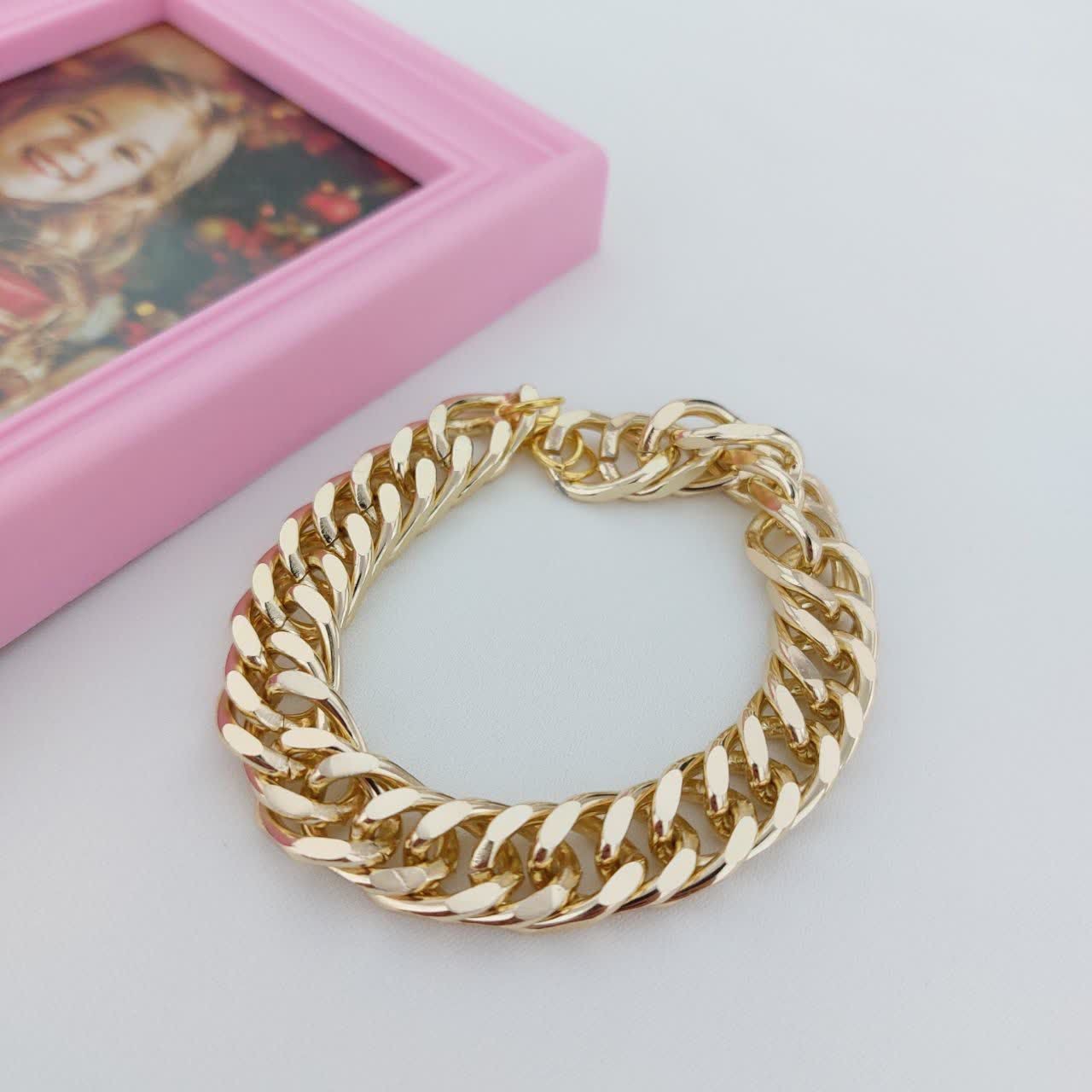 دستبند کارتیر پهن کد11789 طرح طلا.آبکاری طلا.جنس آلومینیوم.رنگ ثابت.ضدحساسیت