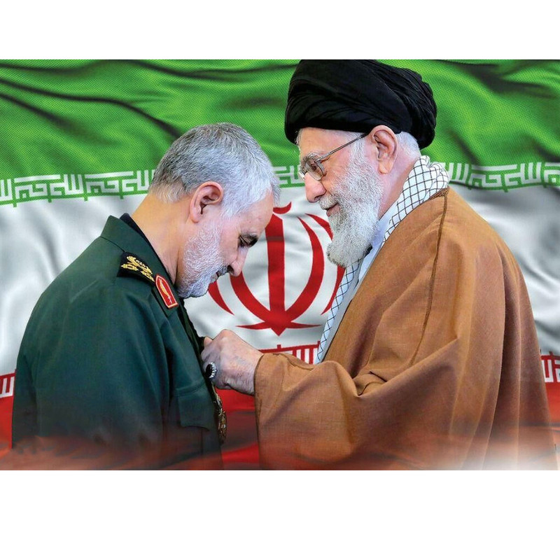 تابلو شاسی طرح شهید حاج قاسم سلیمانی و رهبر معظم انقلاب حضرت سید علی خامنه ای مدل T1062 | دنیای قاب