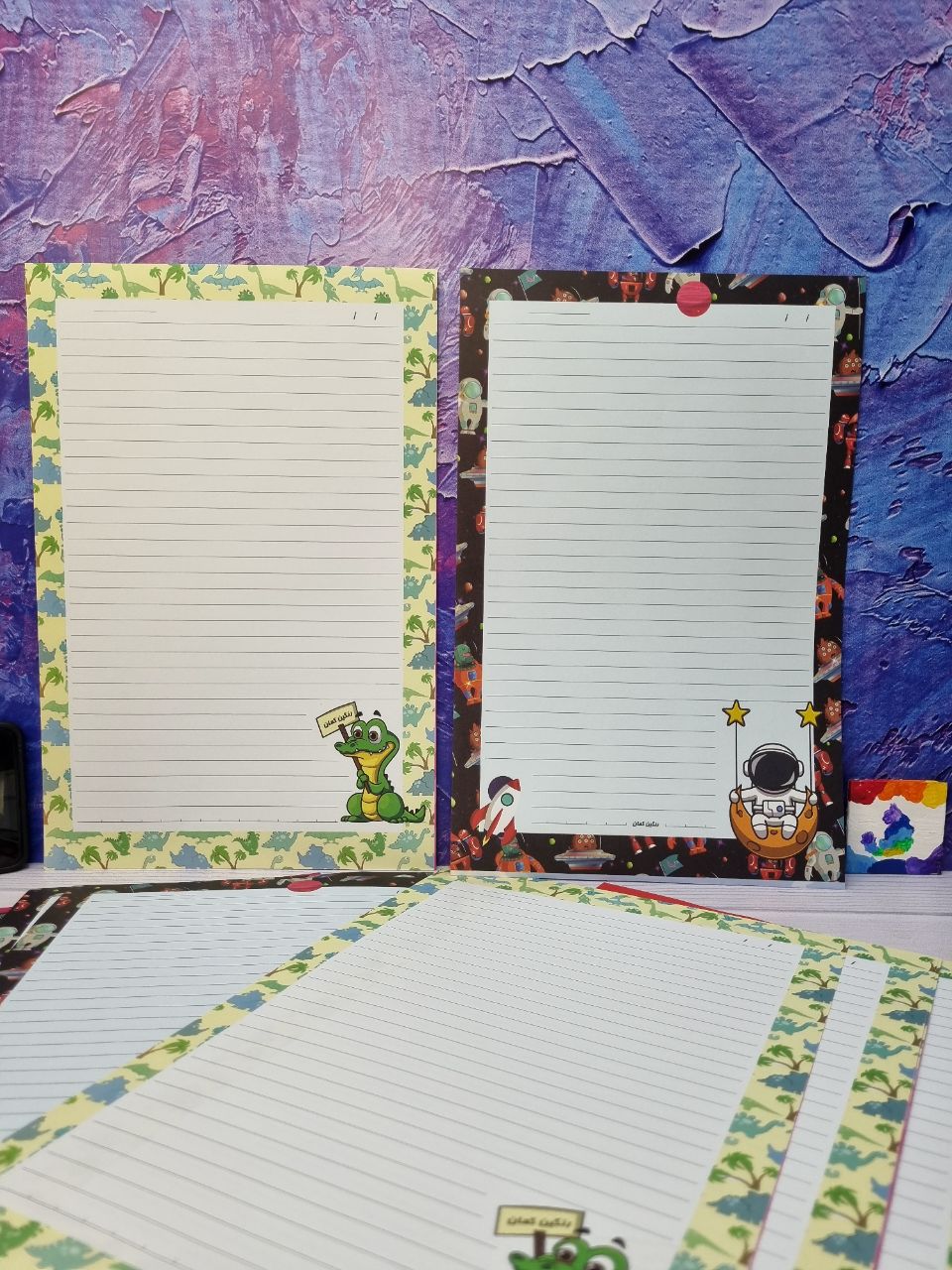 یک ورق کاغذ یادداشت امتحانی حاشیه دار پسرانه دایناسور فضانورد گلکسی