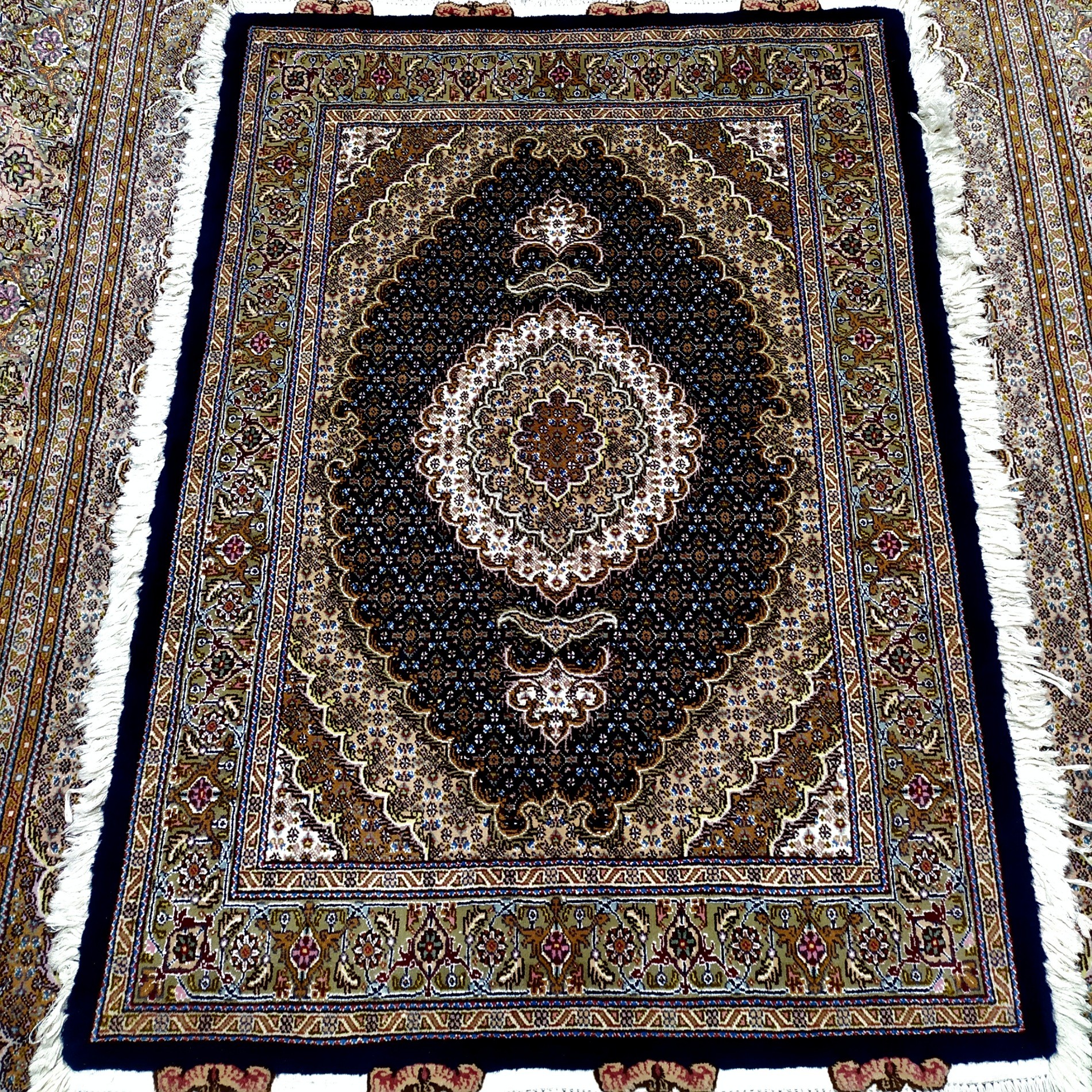 فرش دستبافت ریز ماهی خرّم طرح کمال الملک خوی اندازه زرع و نیم سرمه ای 