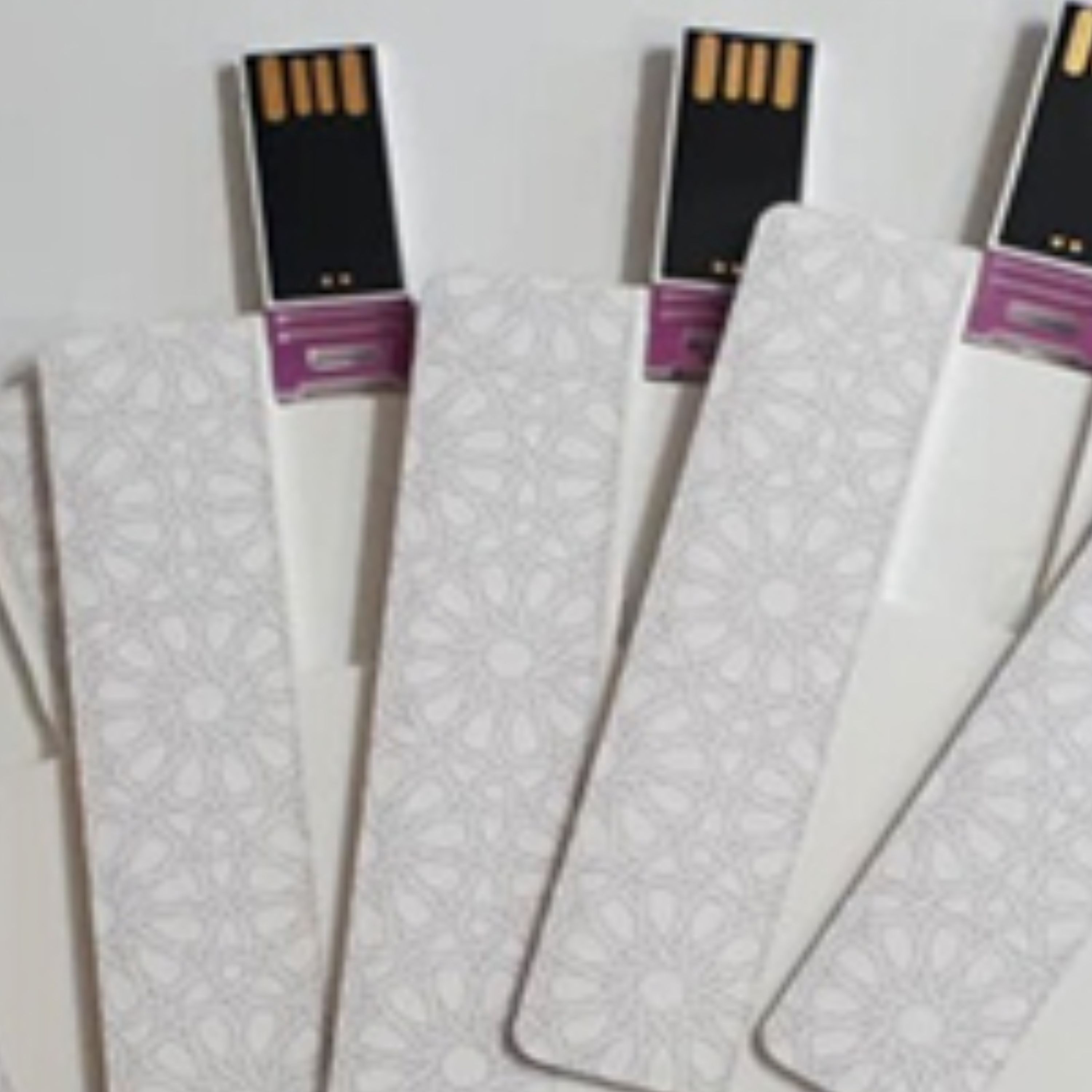 فلش مموری کارتی با ظرفیت 8 گیگا بایت با چاپ دورو