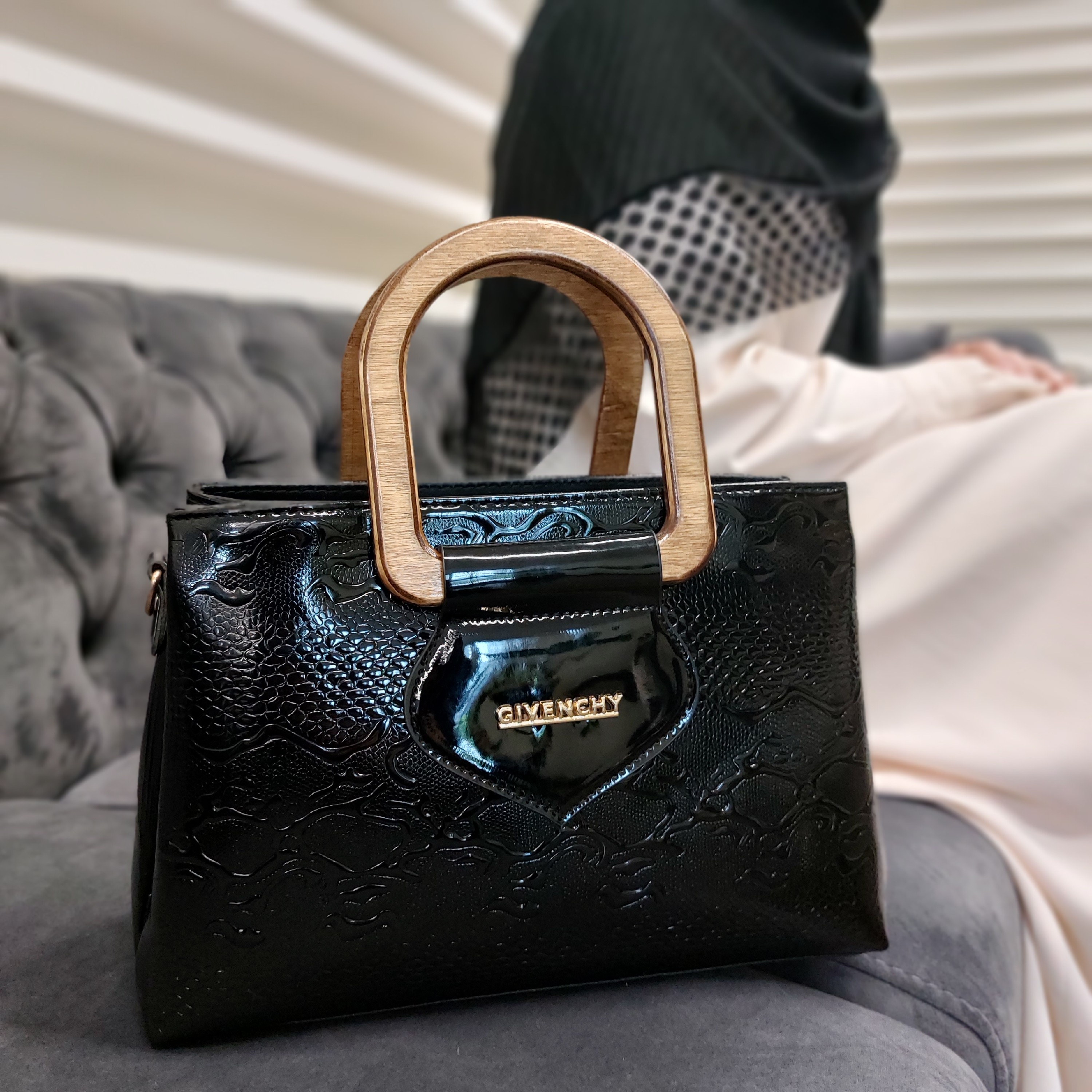 کیف مجلسی و جدیدمون از نوع دسته چوب
جنسش چرم مصنوعی درجه یک بسیار با کیفیت و سبک
چرمش خارجی هست