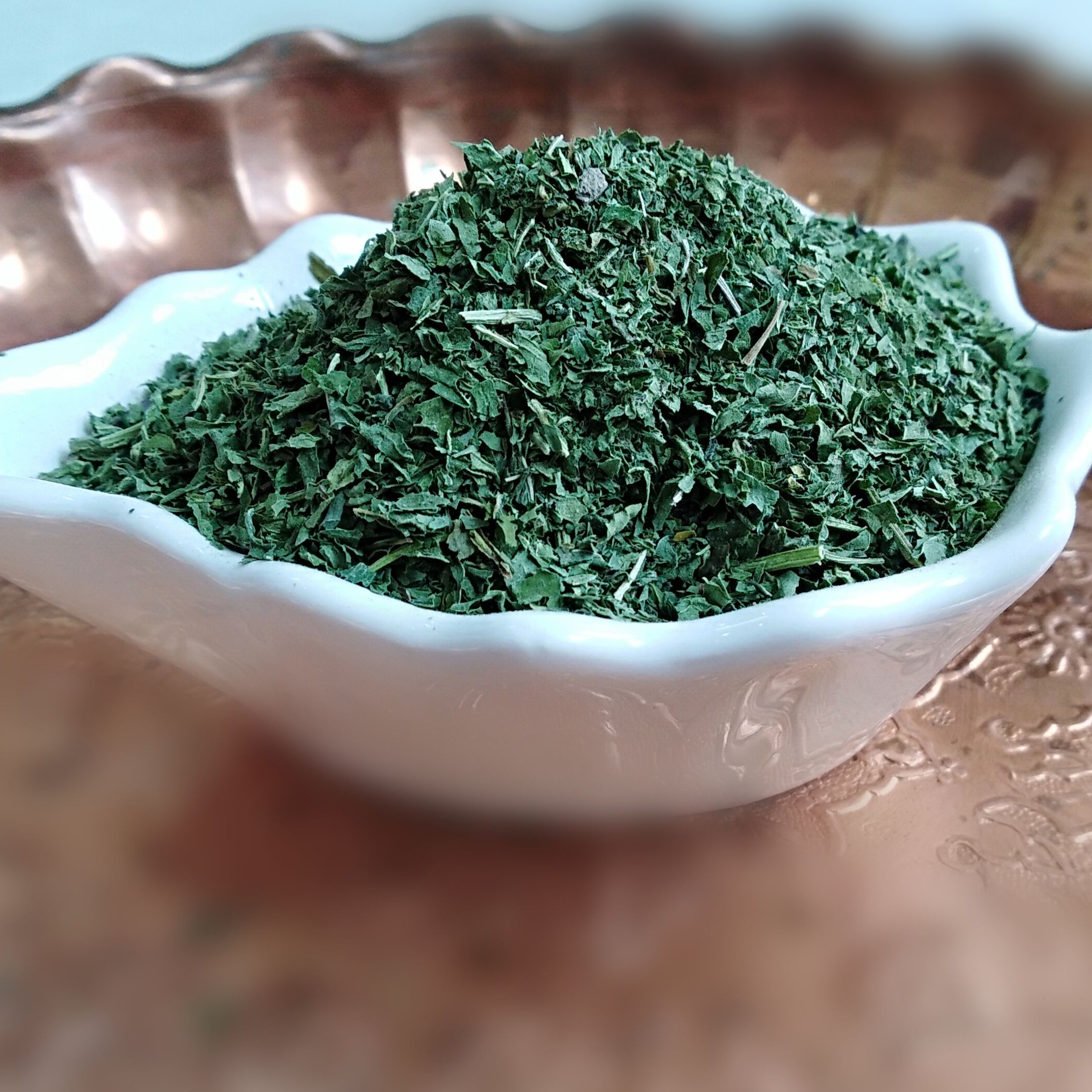 نعناخشک تولید تیر 1402 تهیه شده ازنعنا ارگانیک محلی ملایرزمین مطمئن آبیاری با آب موتور تازه وشسته شده بسیارسبز برگ خالص 