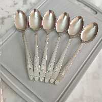 قاشق غذاخوری طرح گل میخک بسته 6 عددی جنس فولاد زد زنگ عیار 18 ضخامت 2 میل 