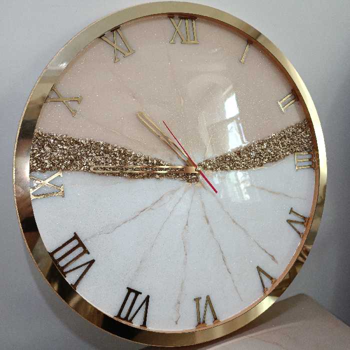 ساعت دیواری رزینی طرح کرم طلایی رینگ دار  قطر 50 سانت موتور ارام گرد ساعت دیواری ساعت چوبی ساعت دیواری چوبی ساعت اینه ای