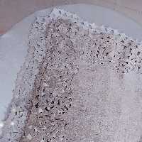 رومیزی مخمل مربعی شکل حاشیه کاری شده