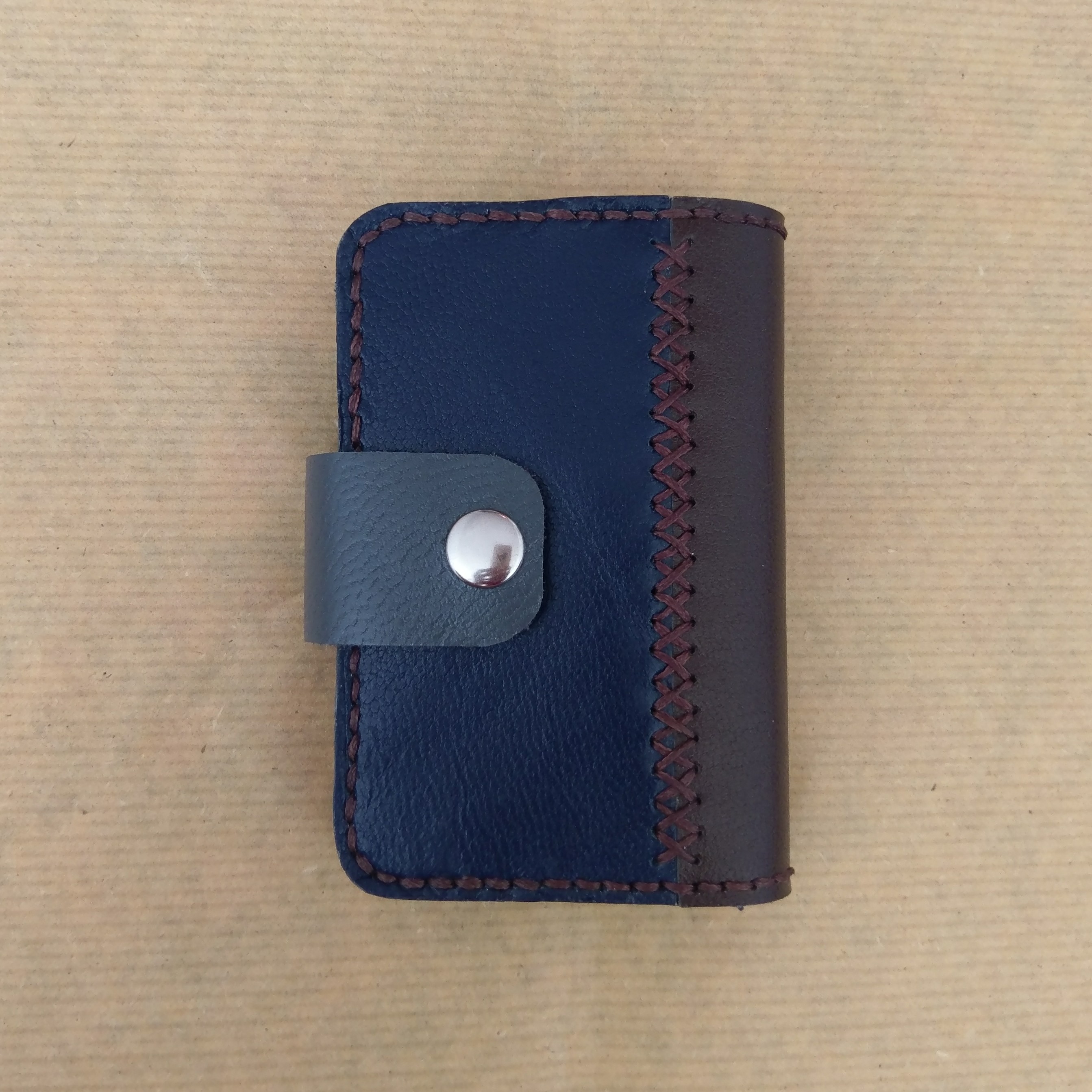 جا کارتی چرمی با دوخت تزئینی و شش جای کارت