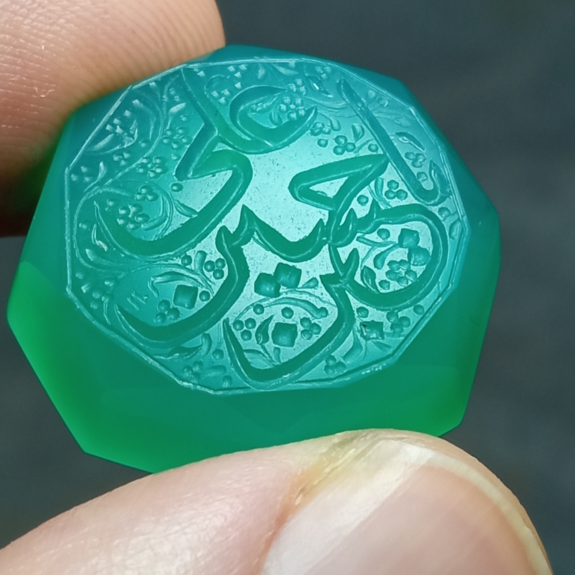 نگین زیبای سنگ عقیق با حکاکی نام حسین بن علی علیهم السلام 