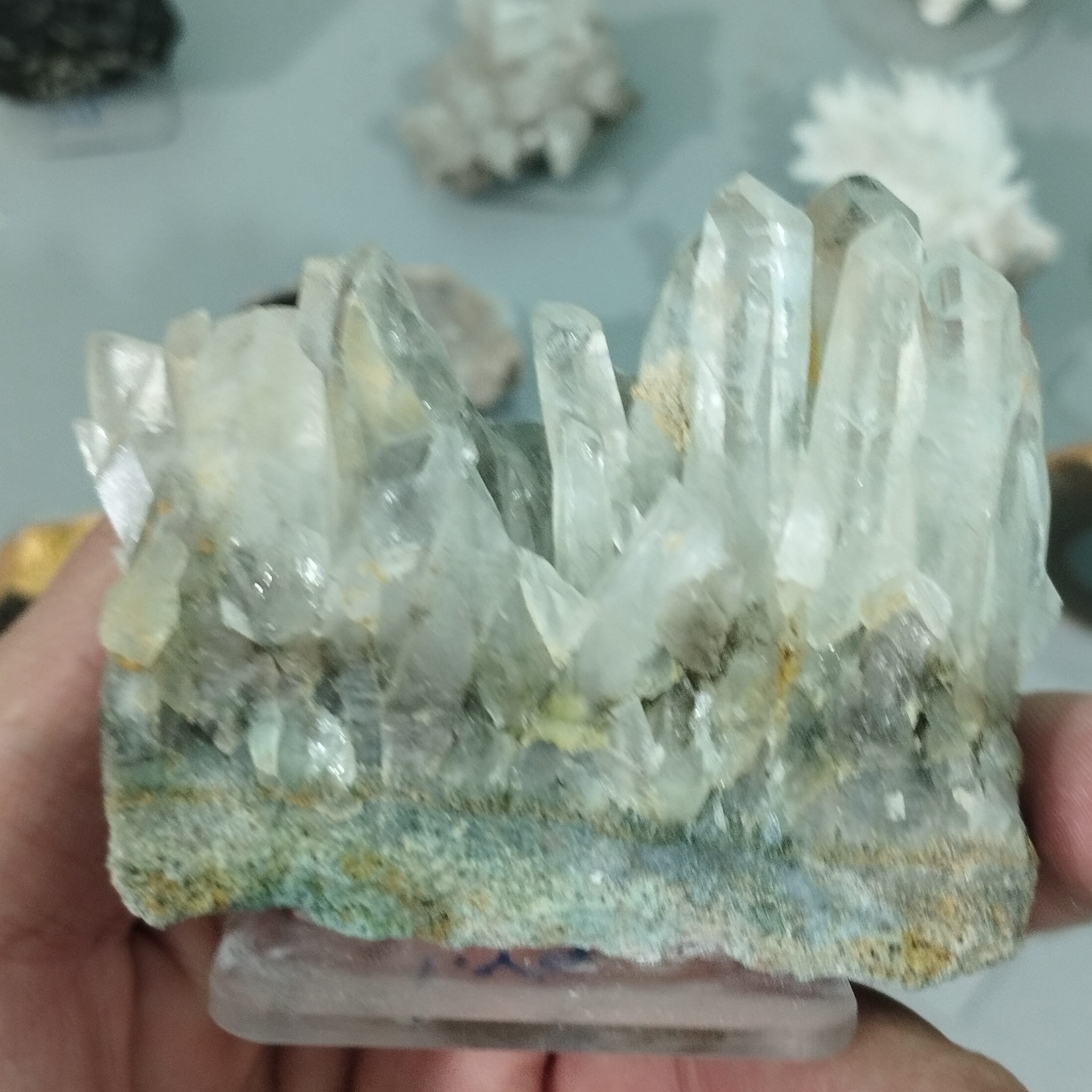 گوهر سنگ کلکسیونی کلاستر کوارتز تجمعی قد 7سانتیمتر پهنا 8سانتیمتر پایه دار 