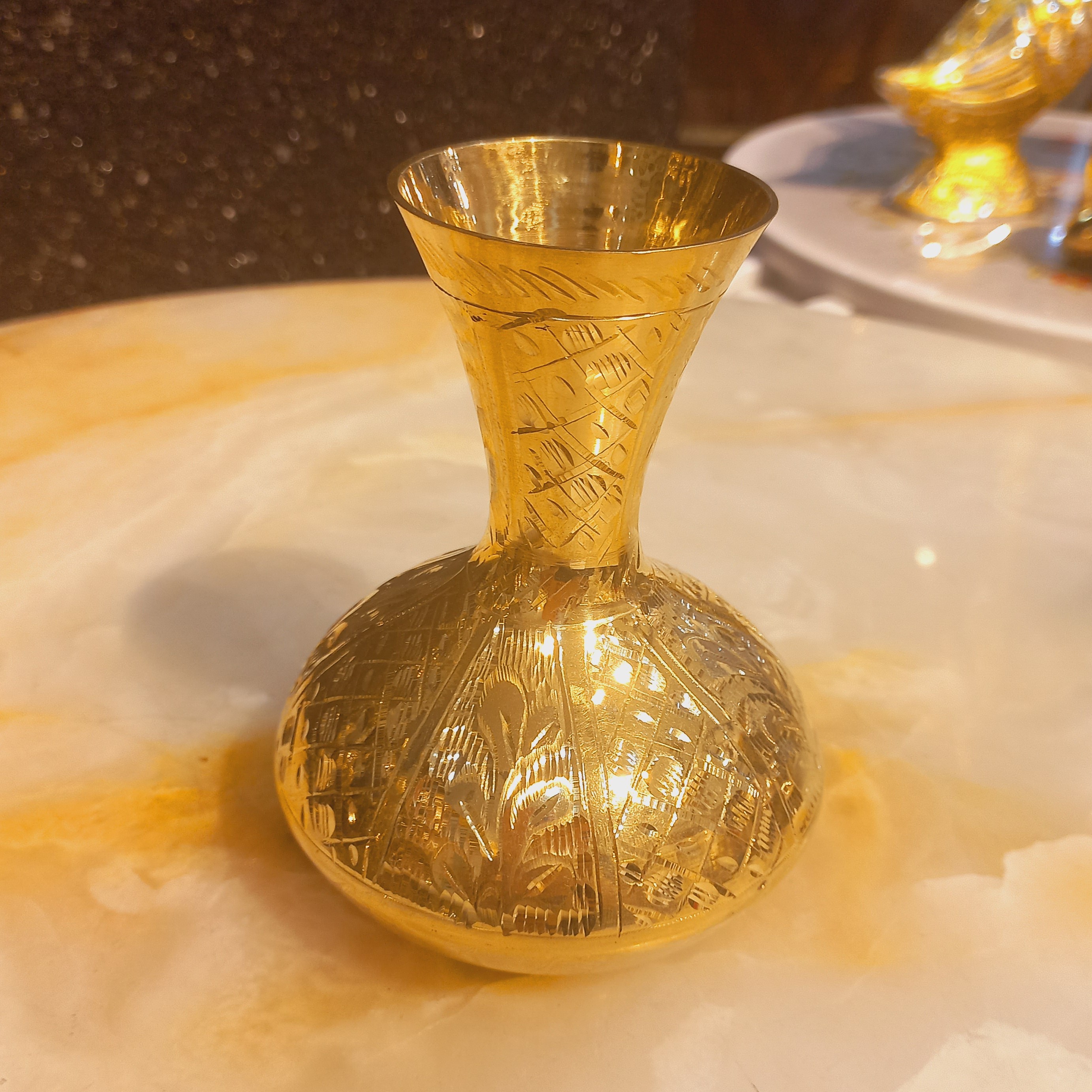 گلدان برنجی(برنز) طلایی رنگ ثابت طرح قلم دست کیفیت و پرداخت درجه یک